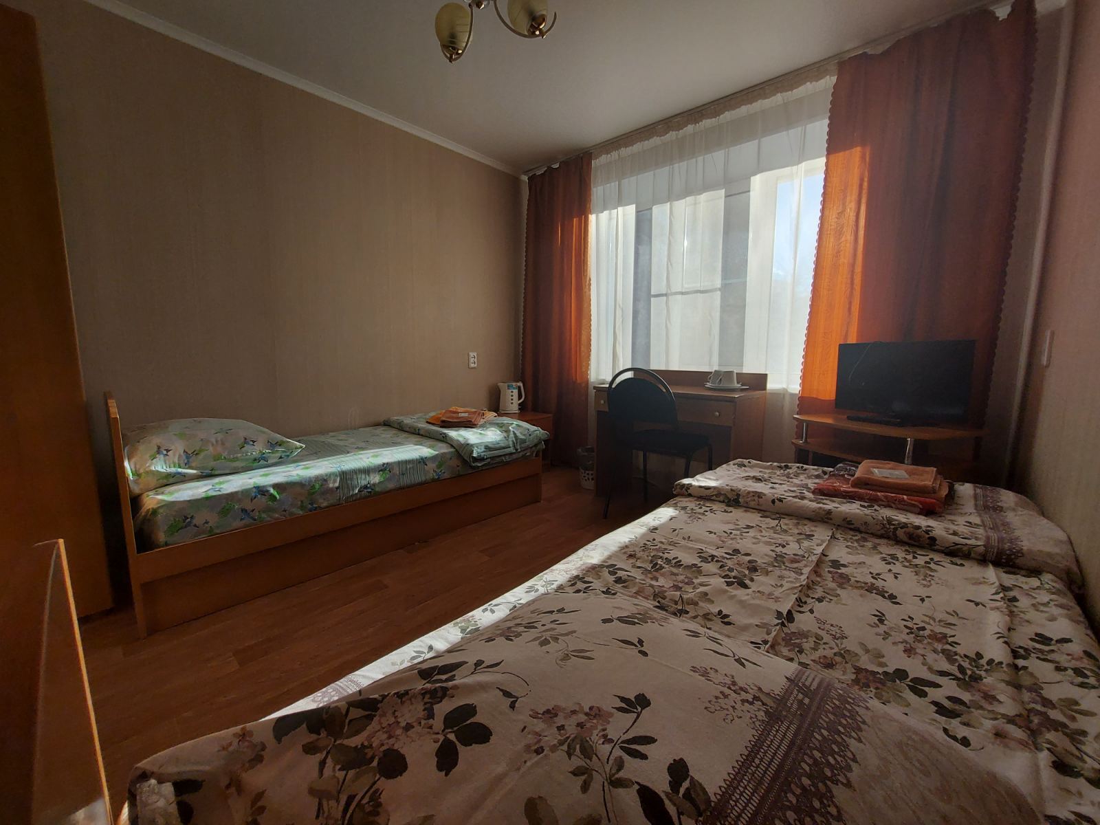 Двухместный номер с 2 отдельными кроватями и общей ванной комнатой