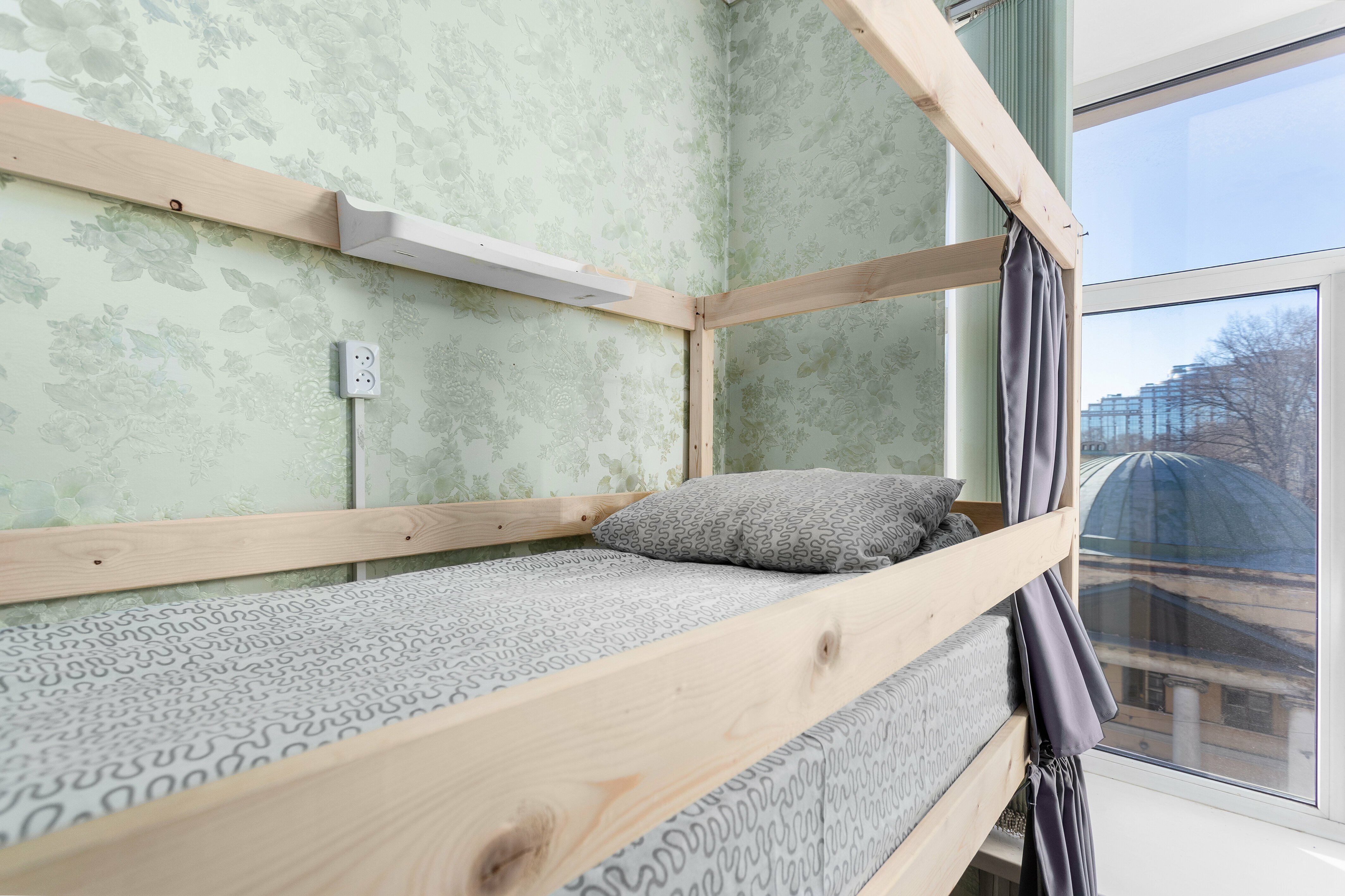 Спальное место на двухъярусной кровати в общем номере для мужчин и женщин