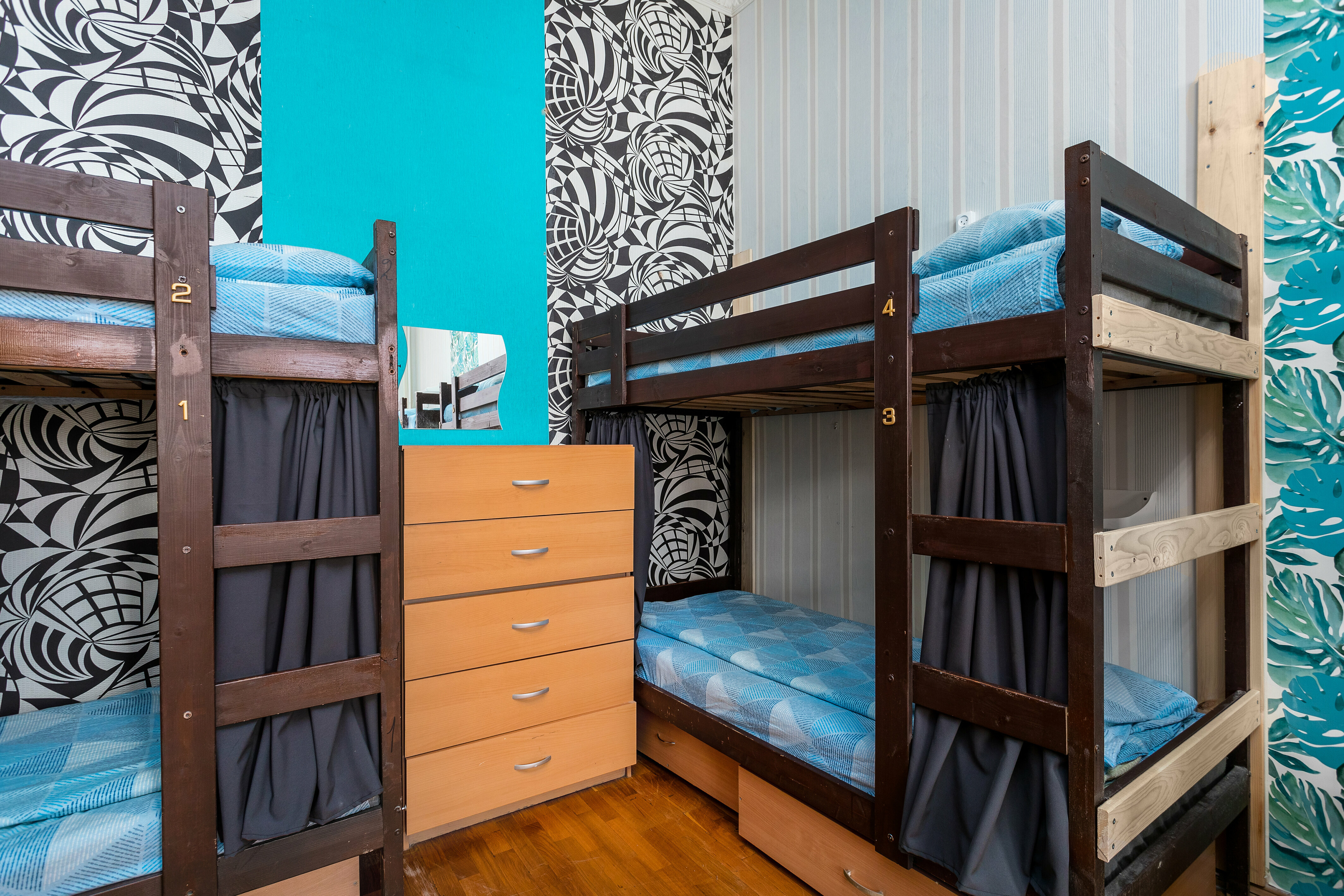 Спальное место на двухъярусной кровати в общем номере для мужчин и женщин