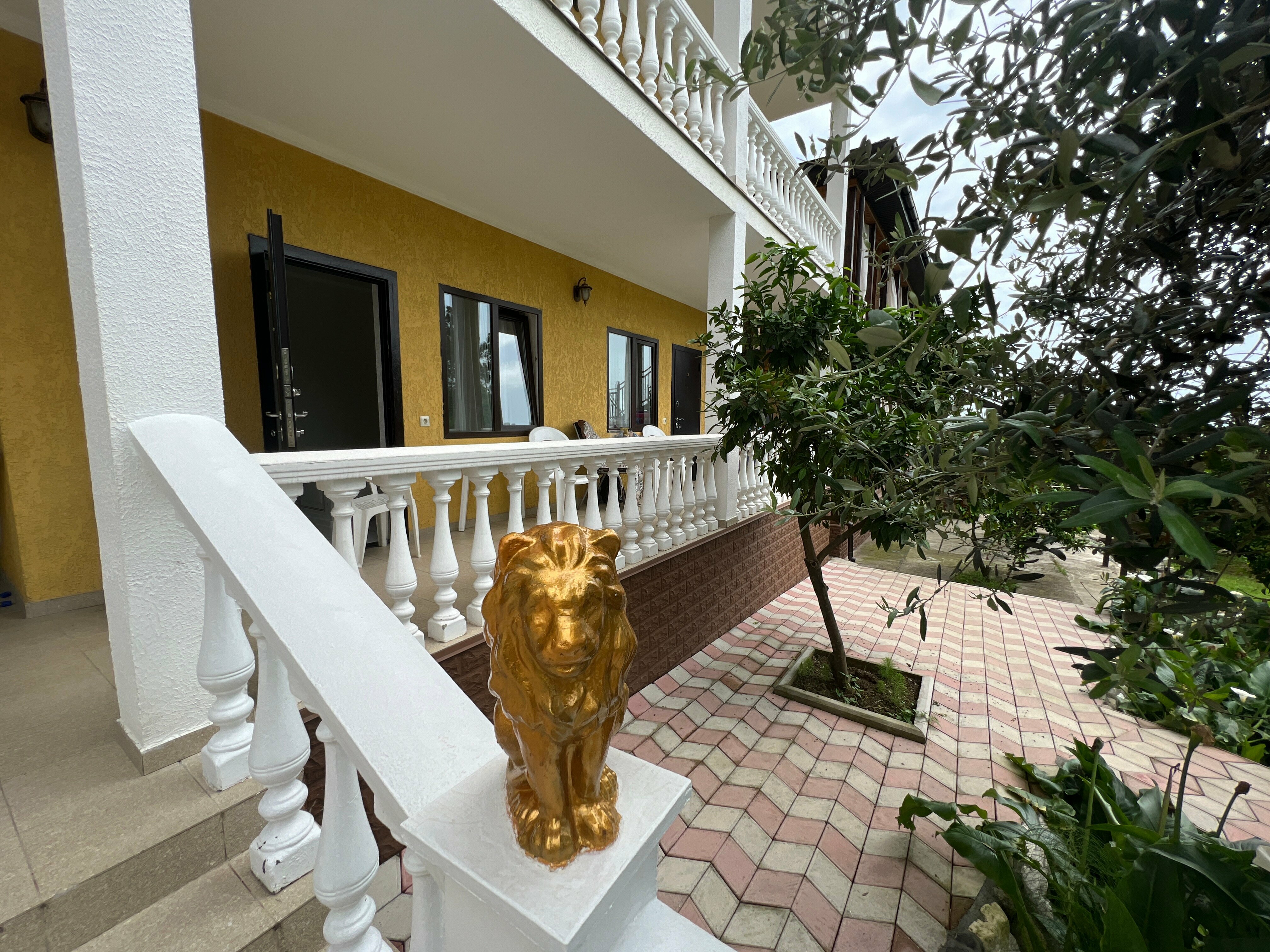 Семейный номер с видом на сад