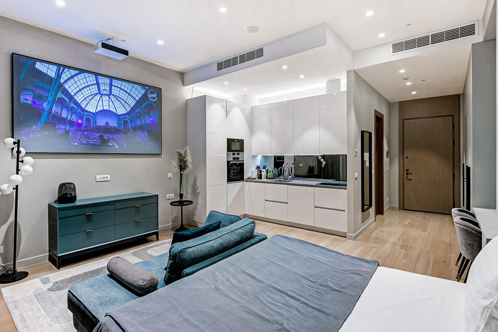 "Sky Suite Studio" — апартаменты-студия с кинотеатром и видом на город с 54-го этажа башни "Нева"