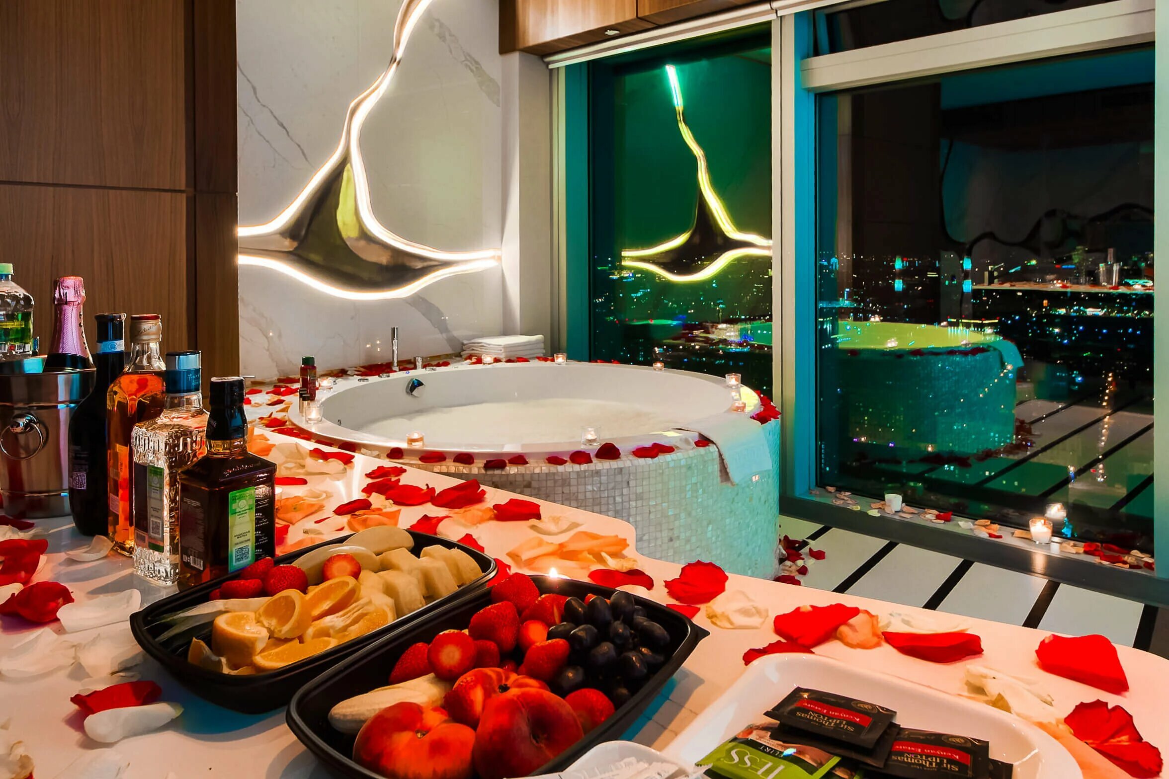 "Sky Sex Room" — апартаменты-студия на 44-м этаже с панорамным джакузи, тропическим душем и дизайнерской подсветкой в башне "Москва"
