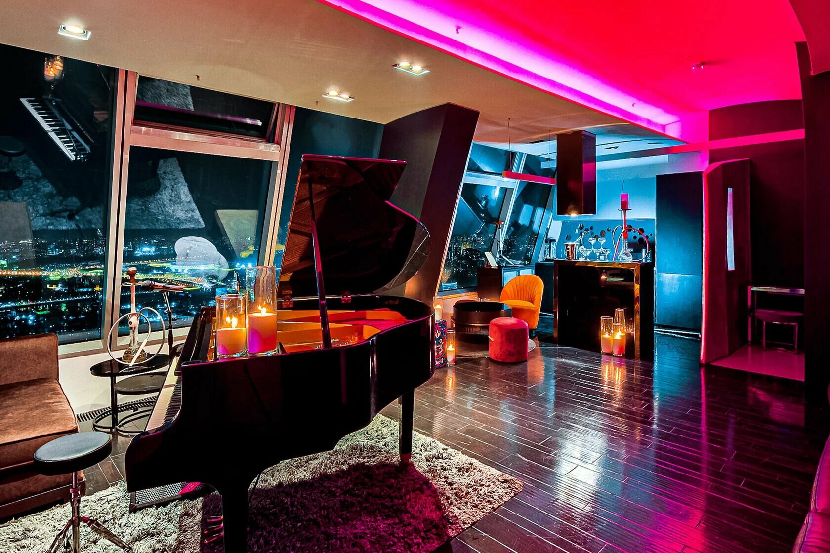 "Sky Empire — DJ-апартаменты на 57-м этаже башни Империя с видом на центр, мощной акустикой и караоке."