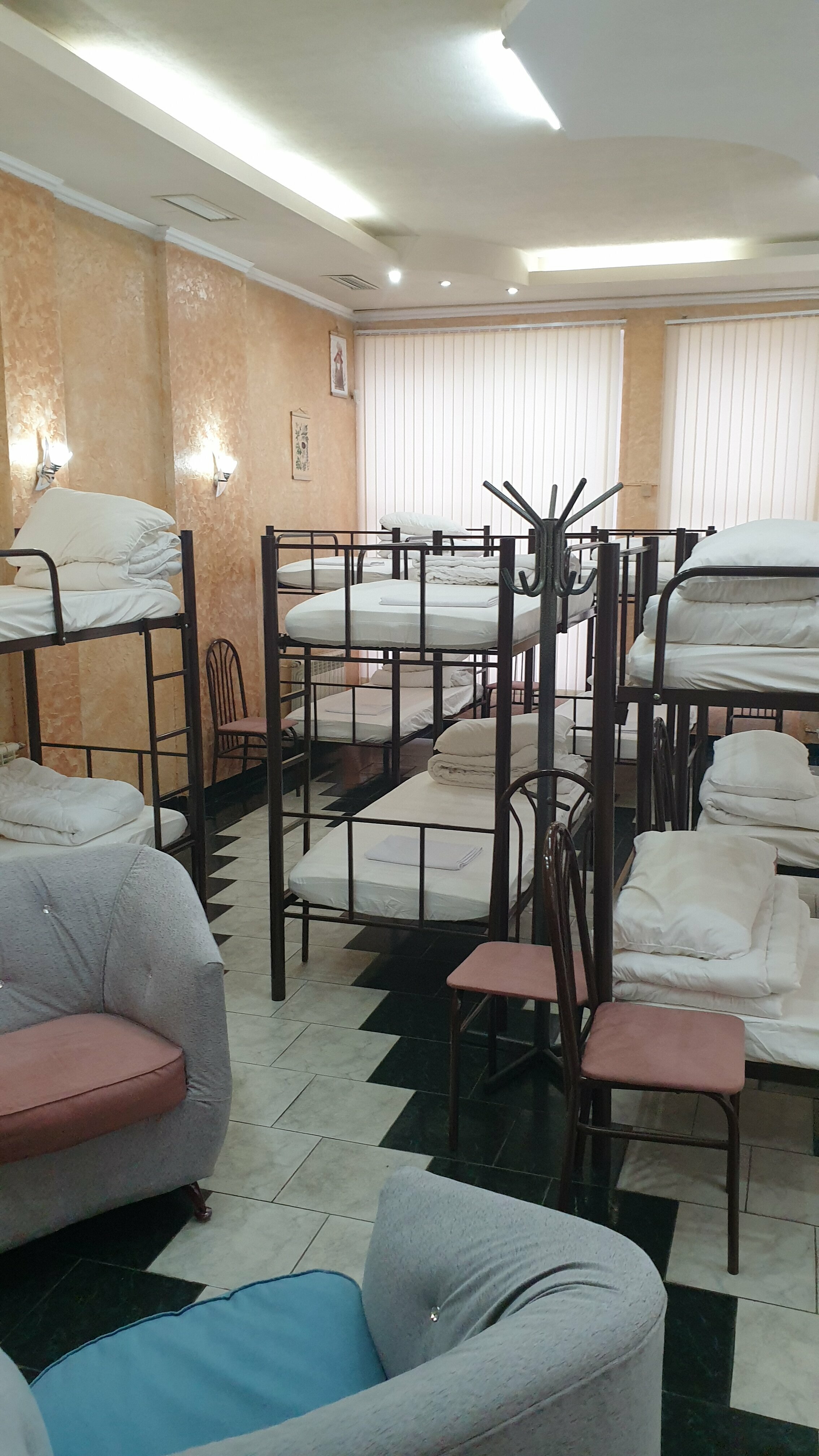 Спальное место на двухъярусной кровати в общем номере для мужчин и женщин