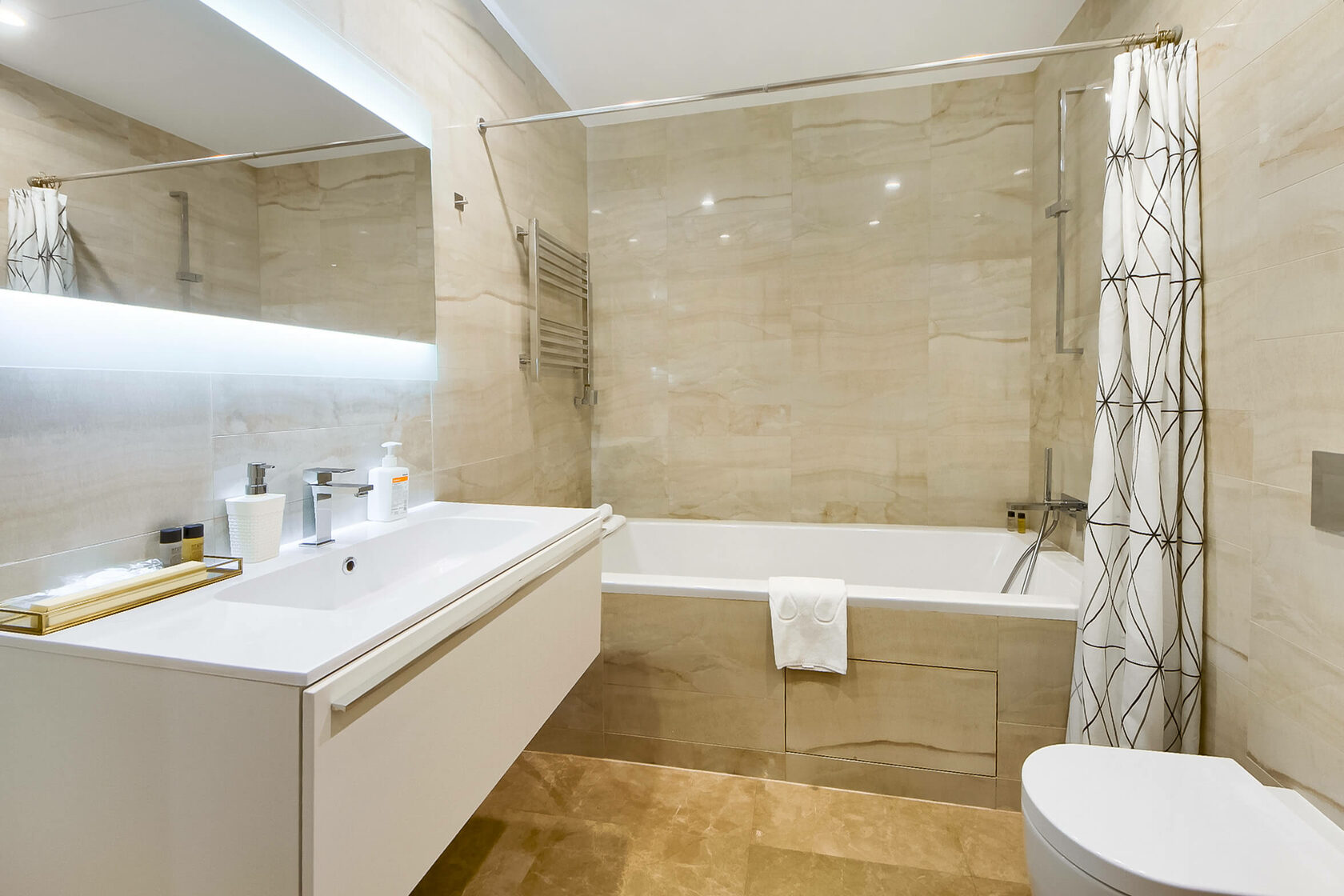 "SKY LOUNGE" — угловые панорамные апартаменты на 43-м этаже башни "ОКО" с кинотеатром и открытой ванной.