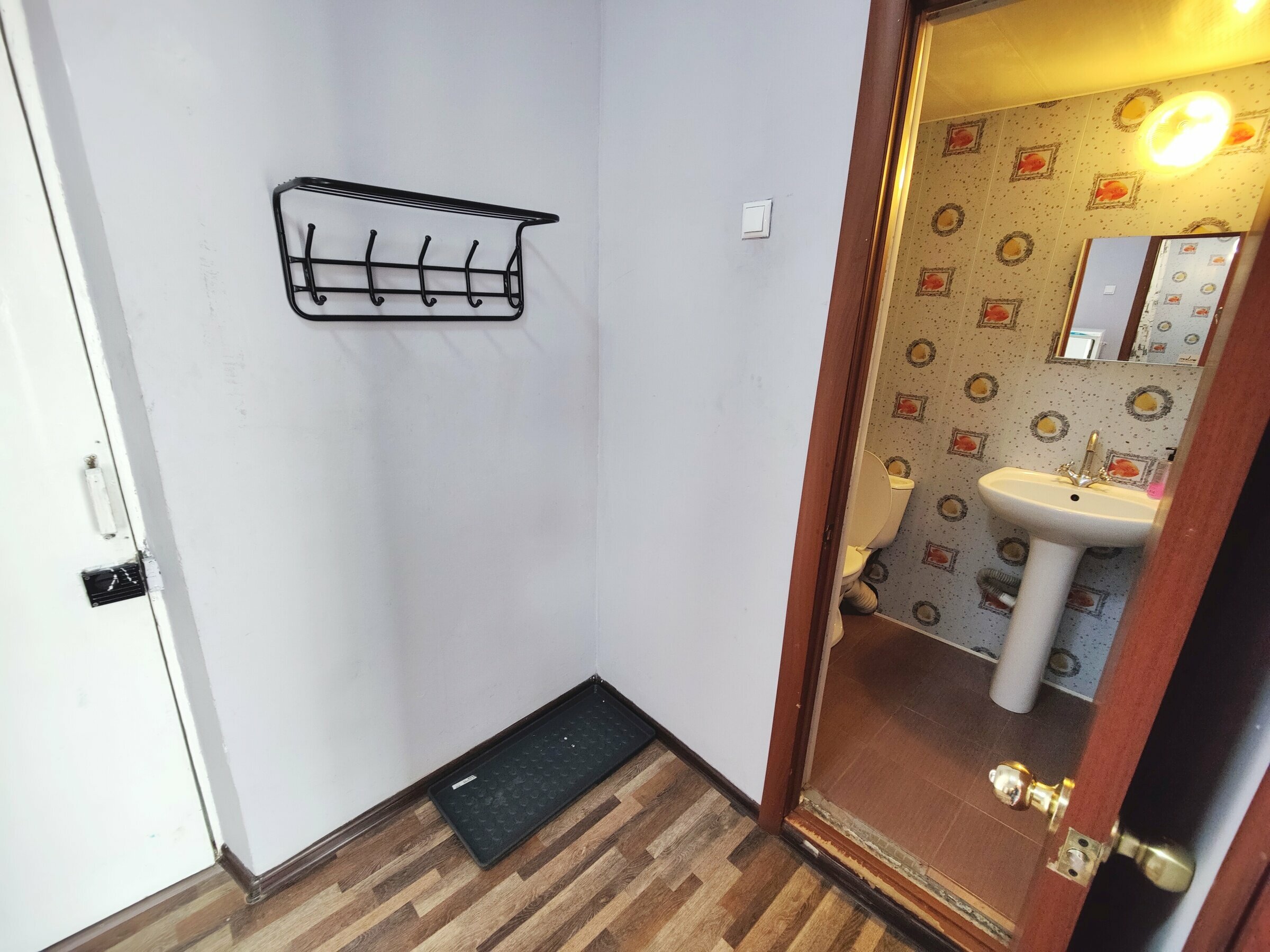 Односпальная кровать в общем номере для мужчин с общей ванной комнатой.