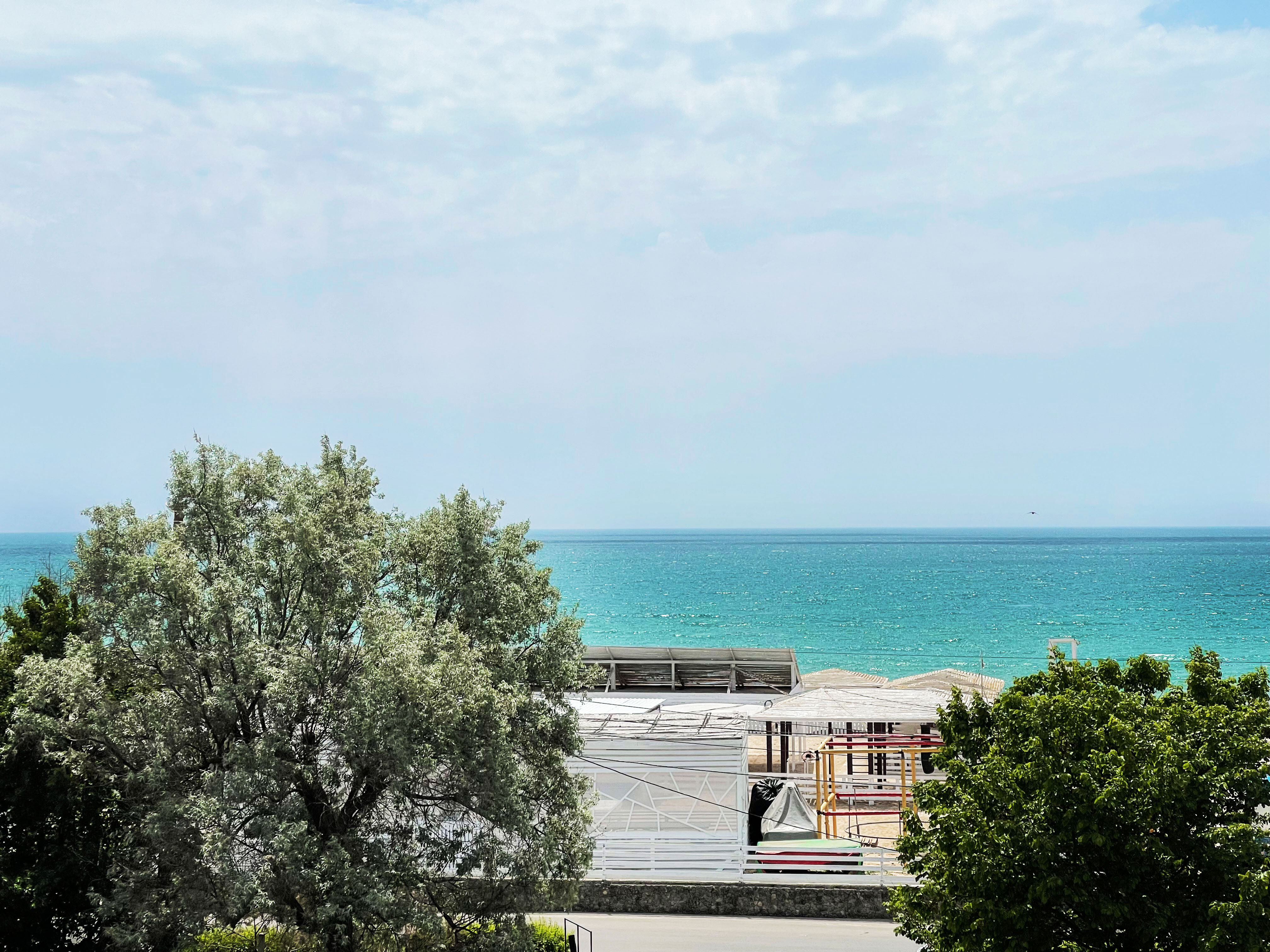 Семейный номер с боковым видом на море