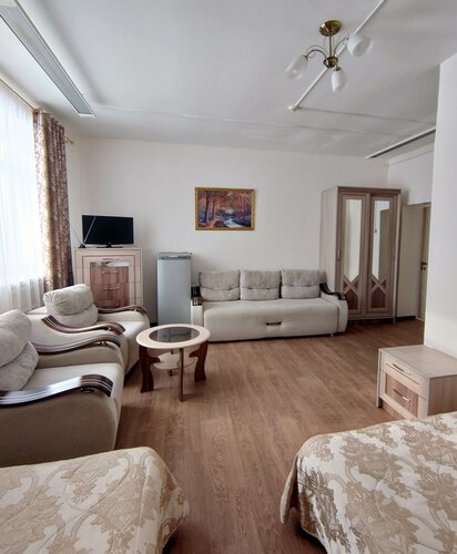 Стандартный номер с 2 односпальными кроватями и диваном в Маргобай