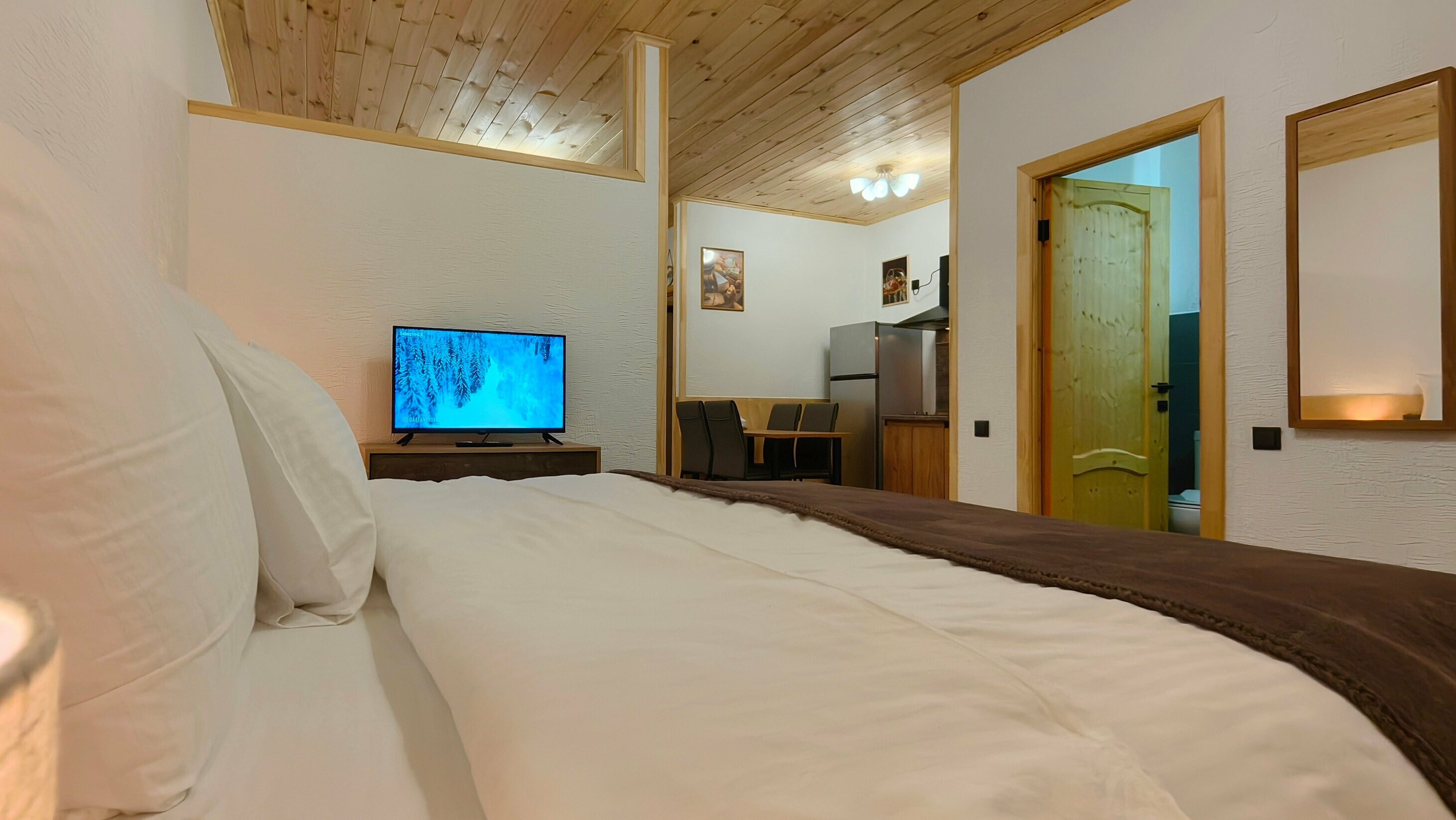 Домик с беседкой и мангалом в лесу