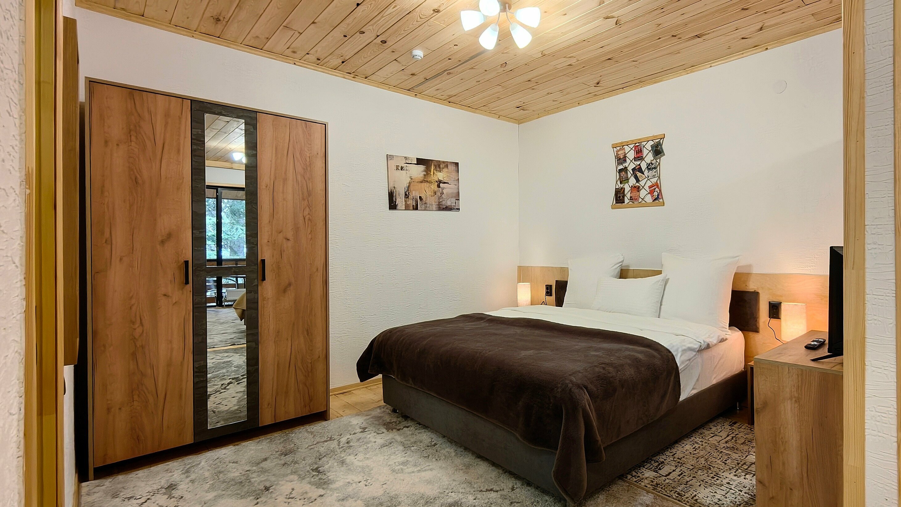 Домик с беседкой и мангалом в лесу