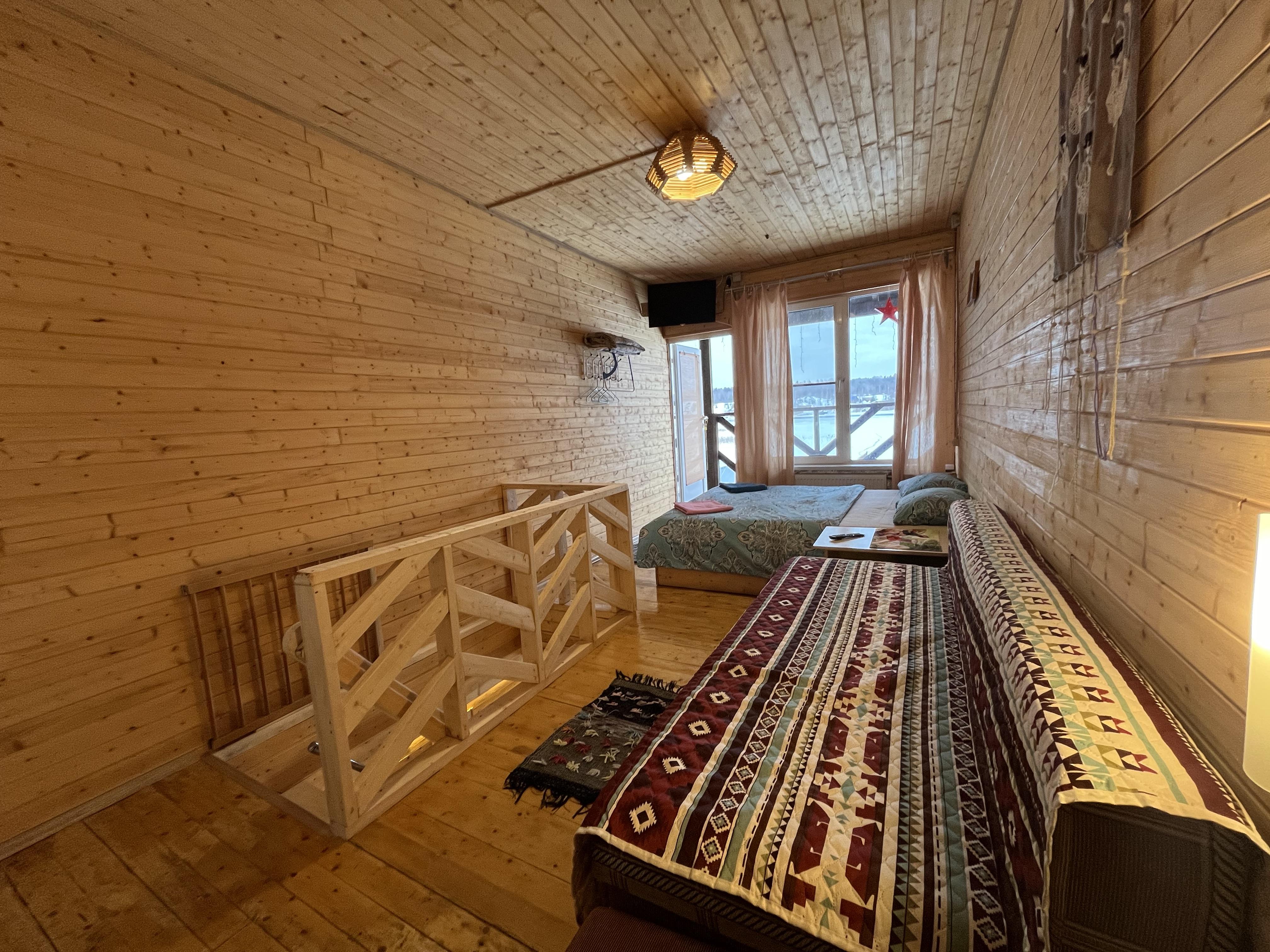 Семейный номер с видом на озеро