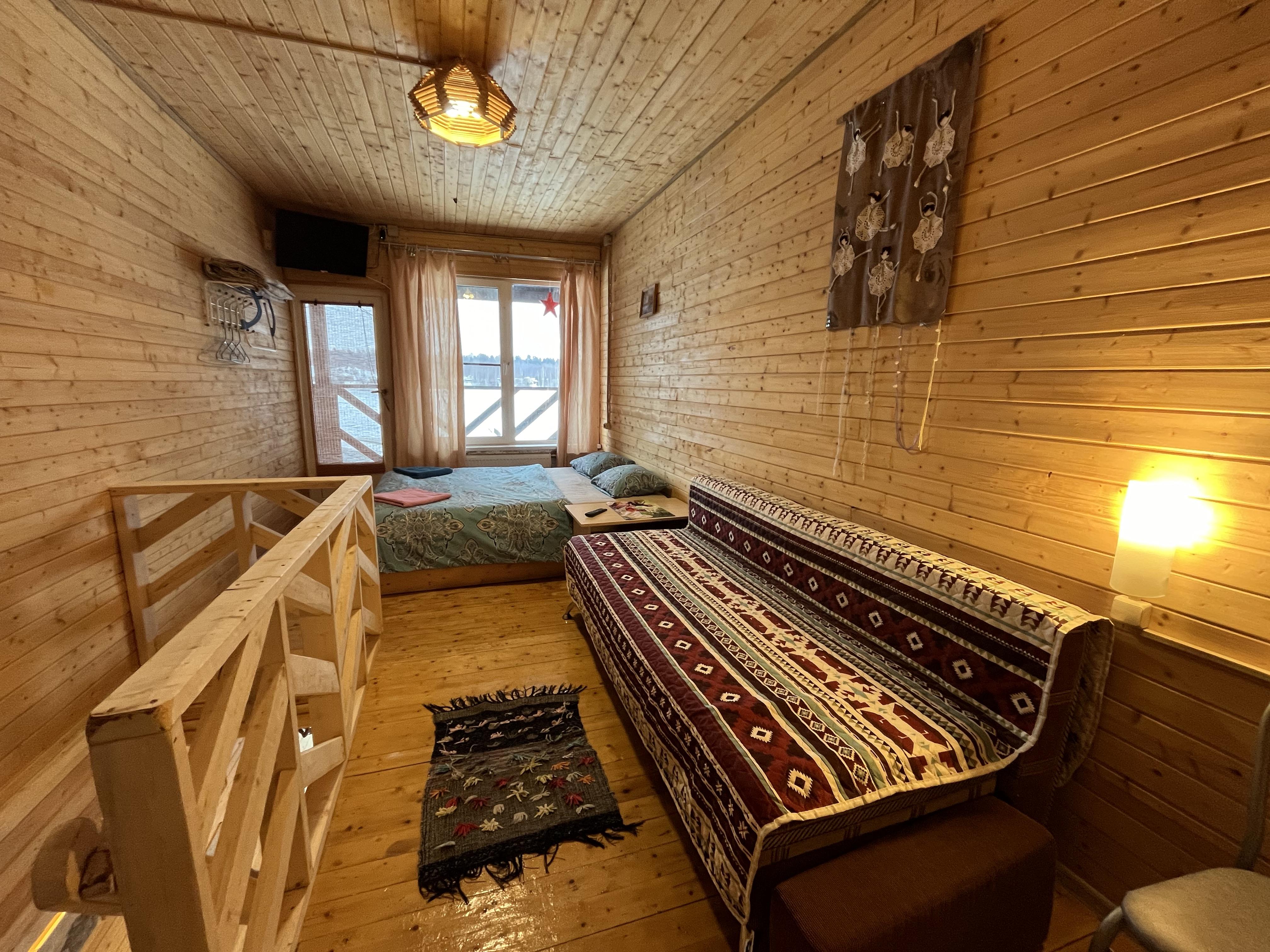 Семейный номер с видом на озеро