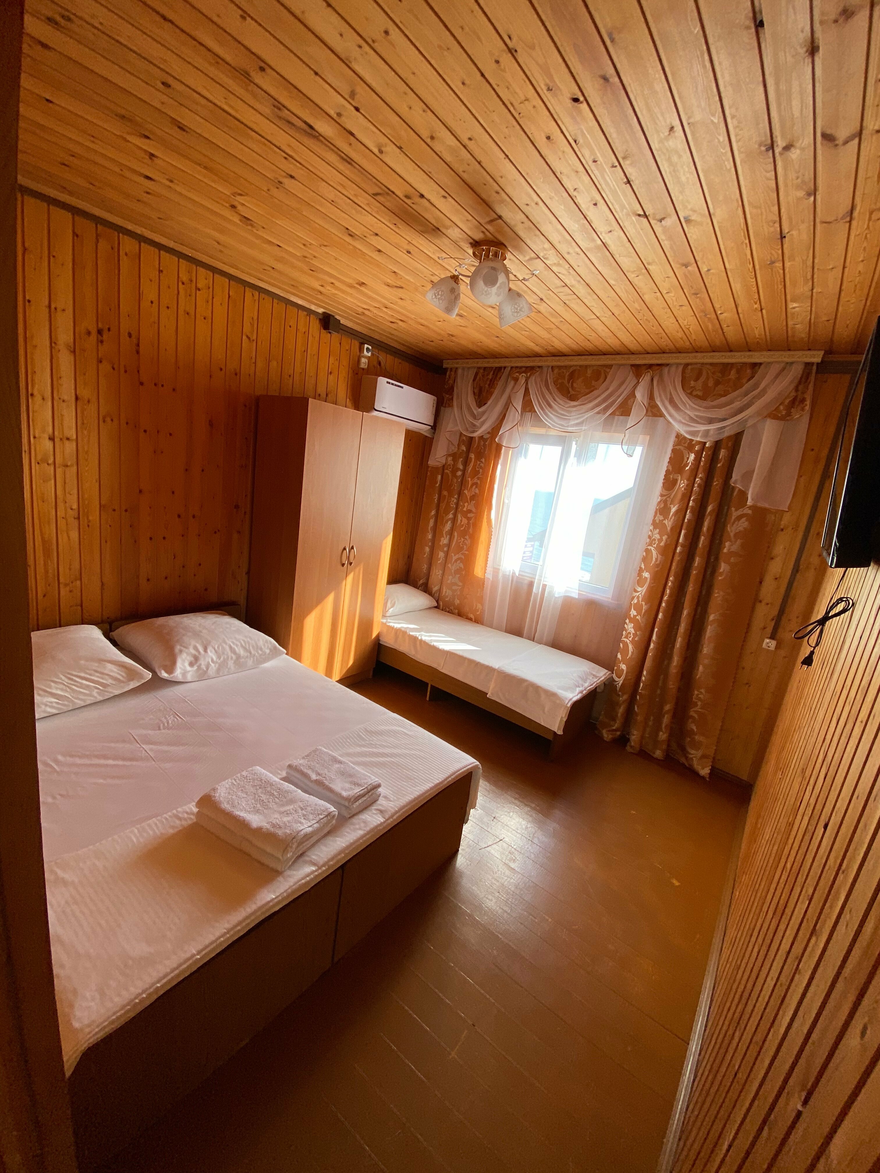 Трехместный номер с основными удобствами и общей ванной комнатой