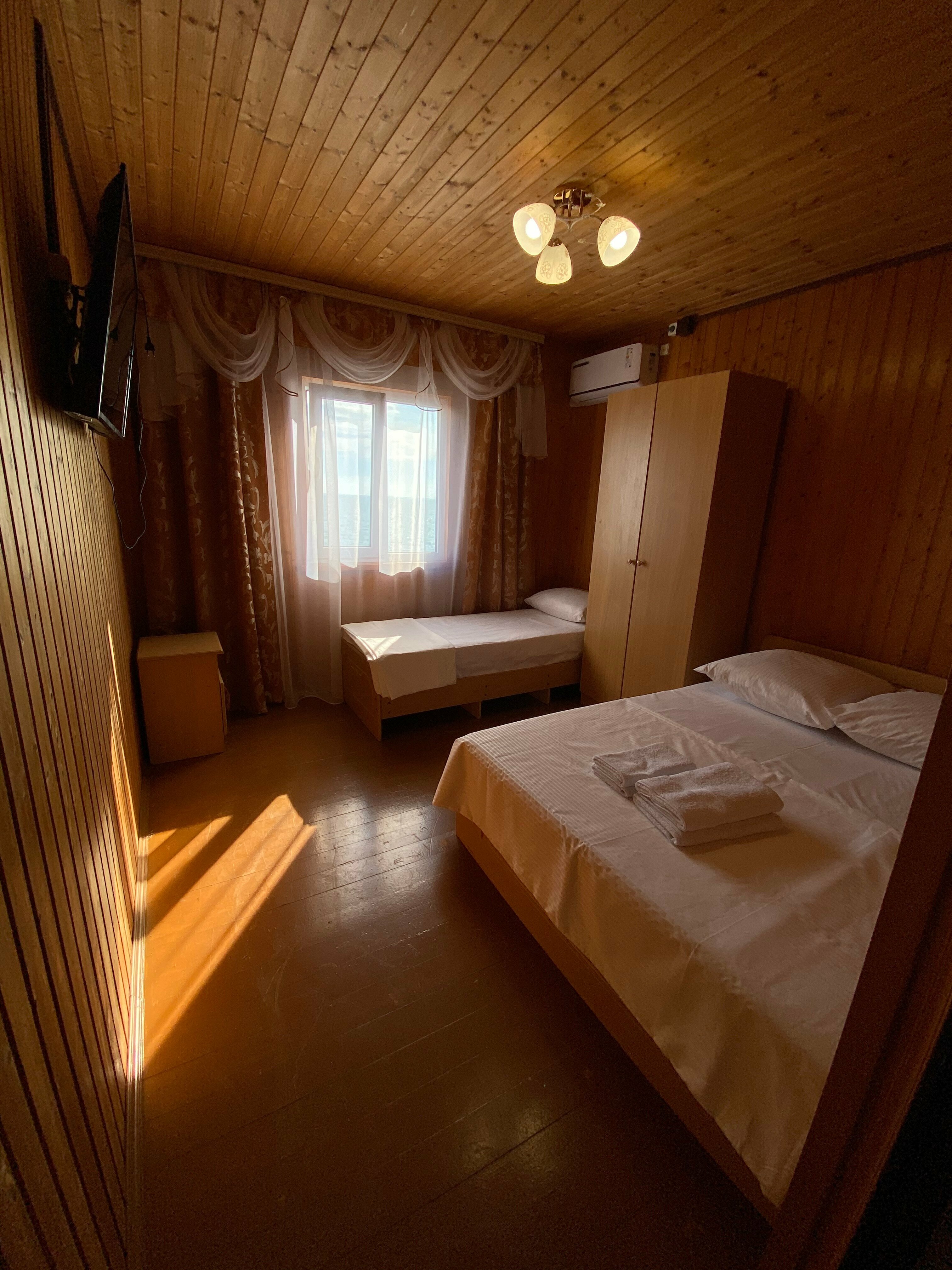 Трехместный номер с основными удобствами и общей ванной комнатой