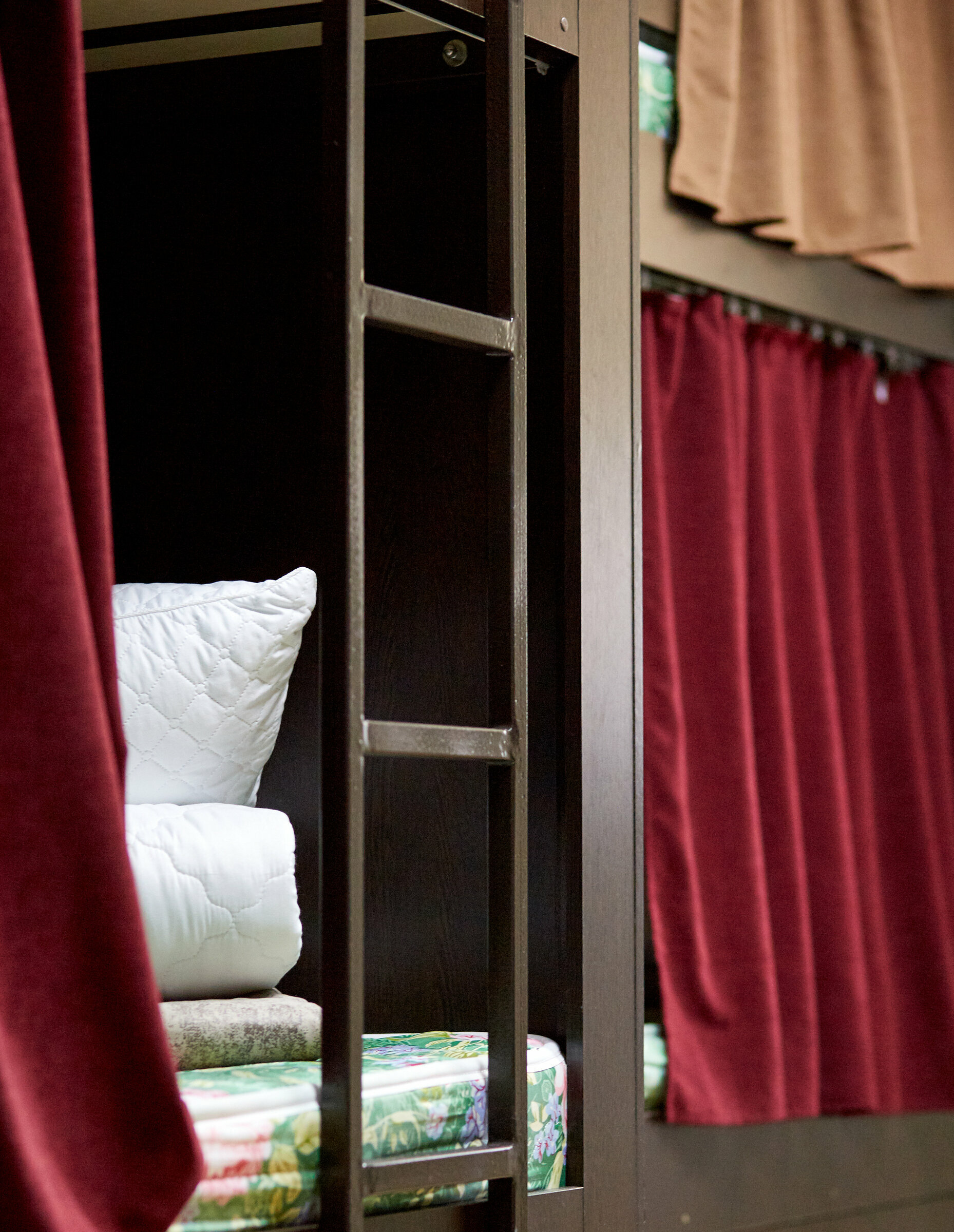 Кровать в общем 8-местном номере для мужчин и женщин