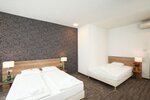 Улучшенный двухместный номер с 1 двуспальной кроватью, 2 двуспальные кровати «Квин-сайз» в Medos Hotel