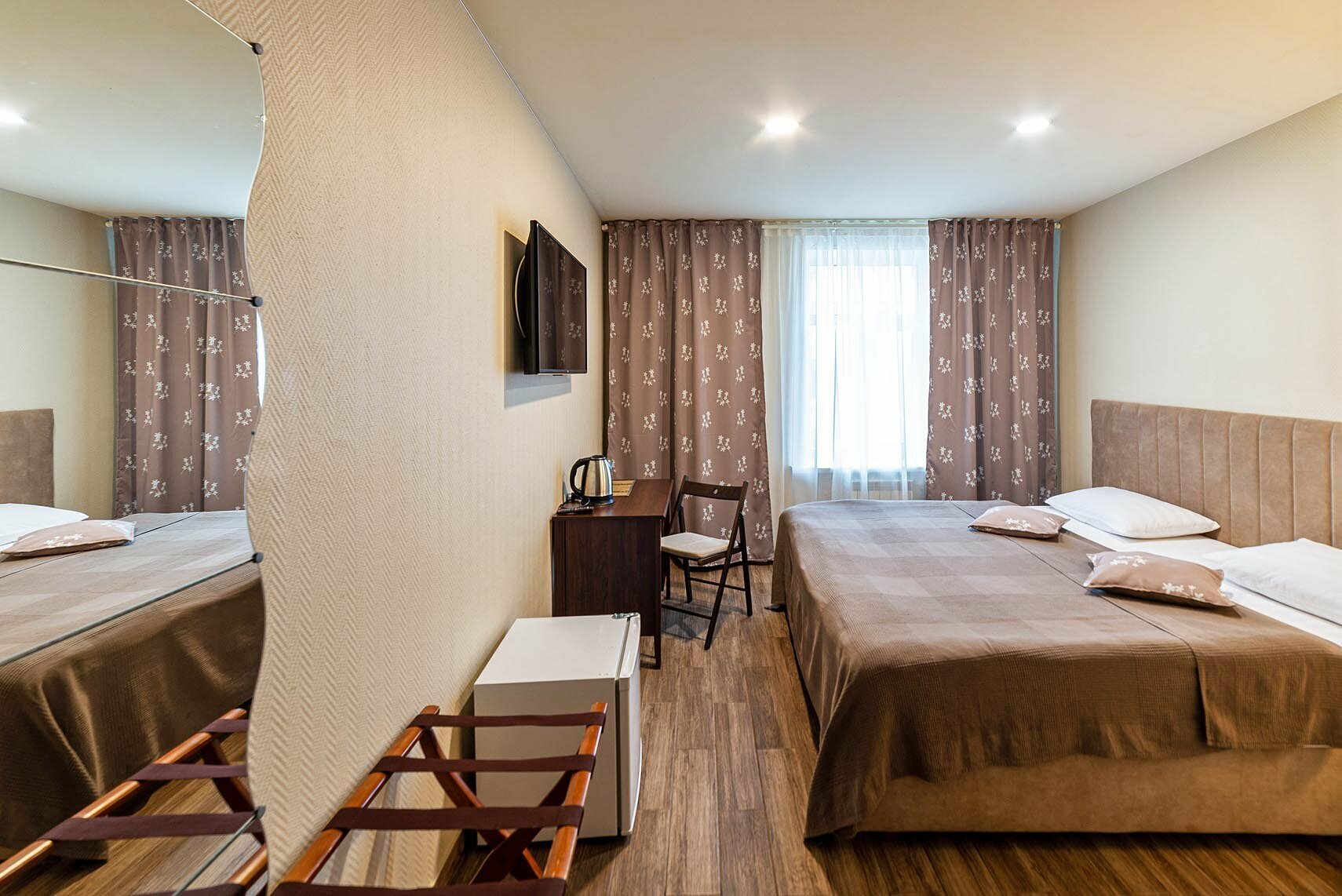 Улучшенный  номер с 1 двуспальной или 2 односпальными кроватями