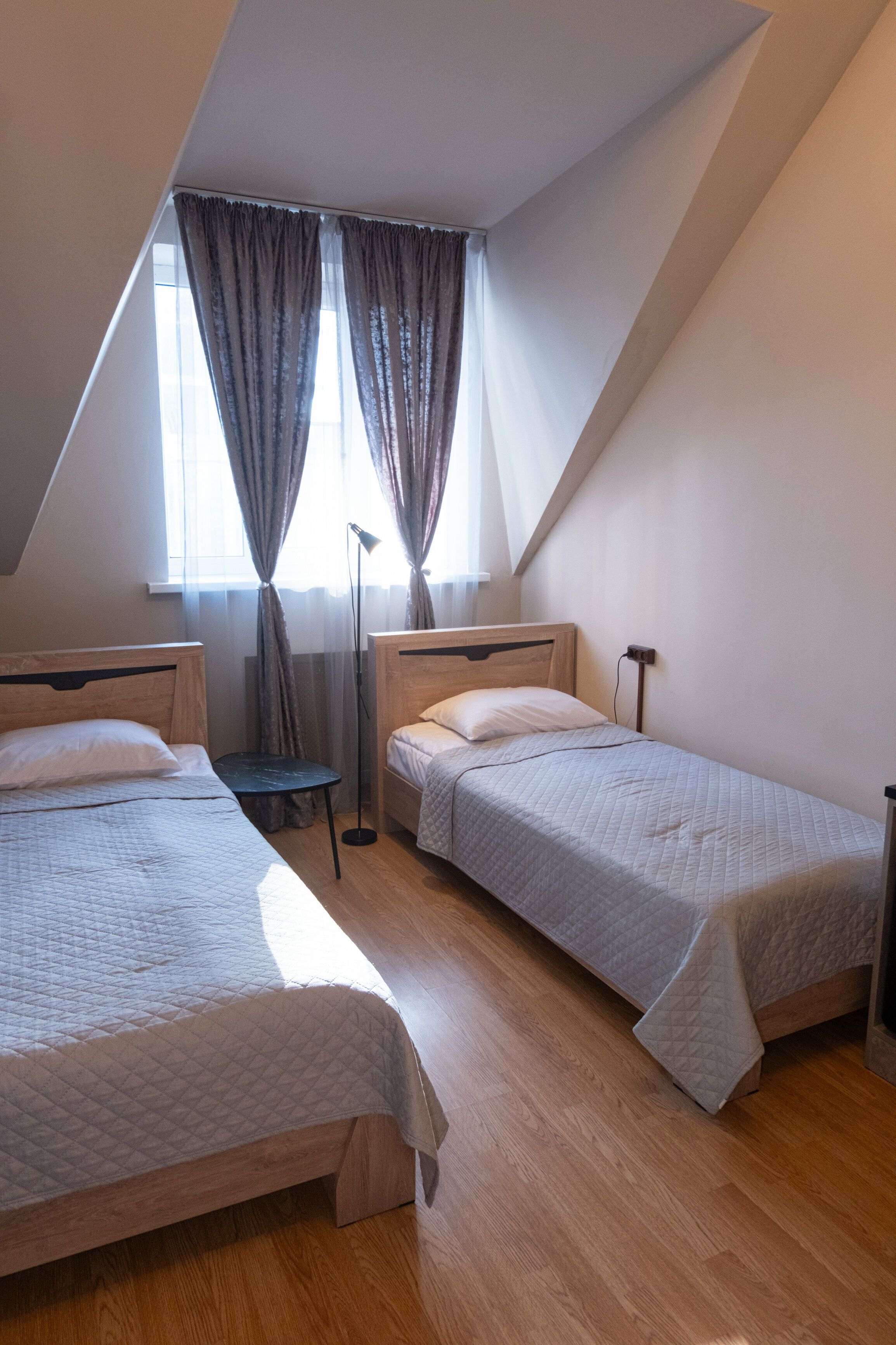 Двухместный номер с 2 отдельными кроватями и общей ванной комнатой