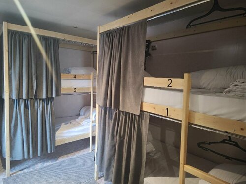 Спальное место на двухъярусной кровати в общем номере для мужчин и женщин в Комфорт+