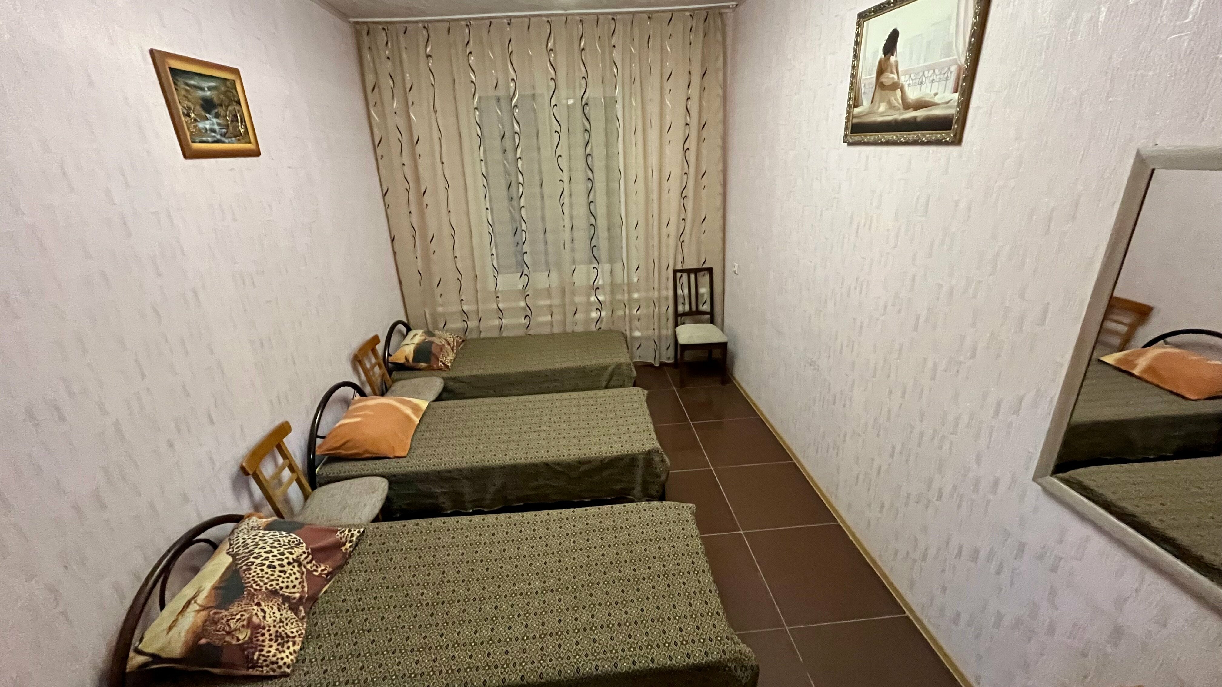 Четырехместный номер эконом-класса с общей ванной комнатой