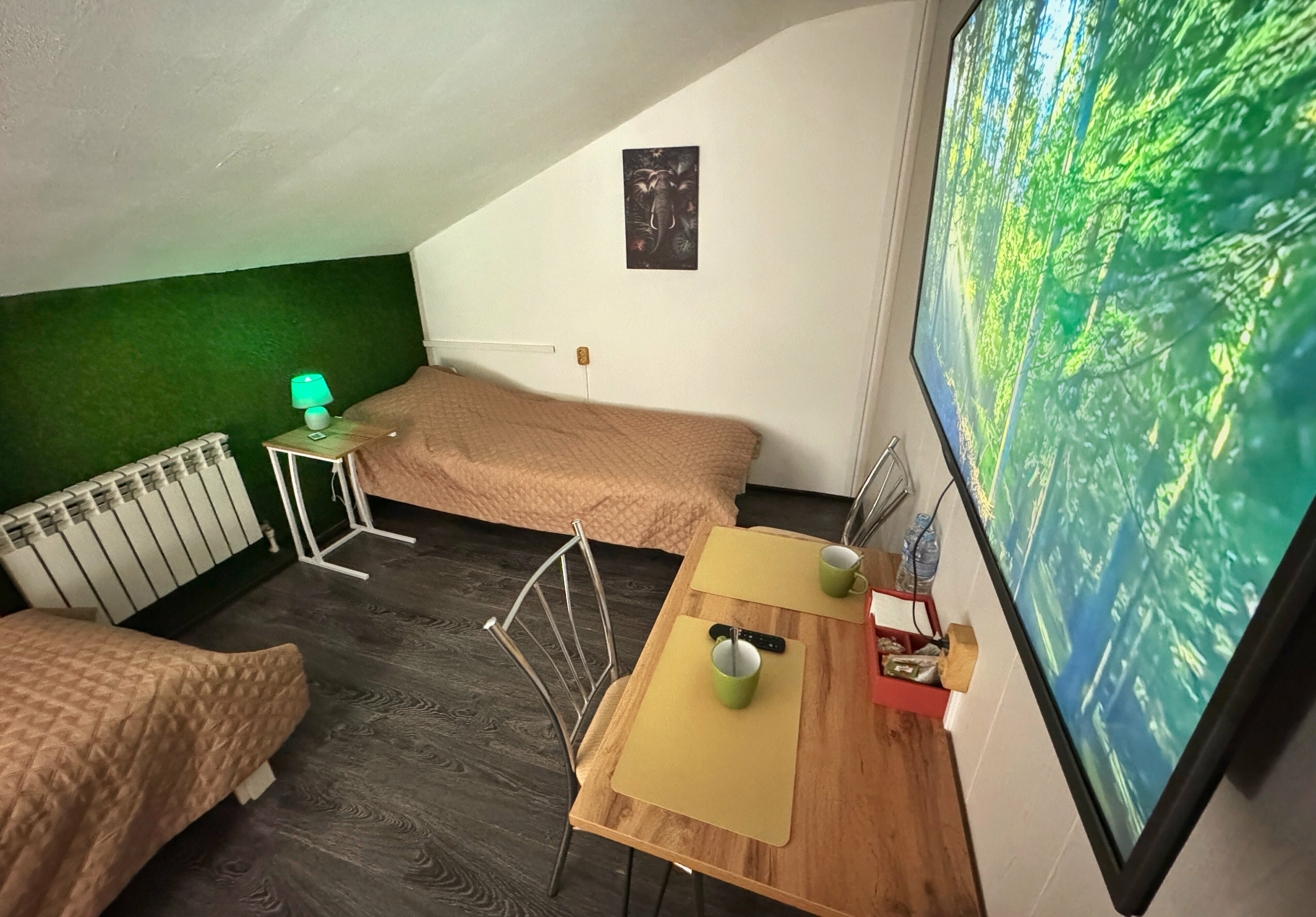 Двухместный номер с 2 отдельными кроватями и общей ванной комнатой