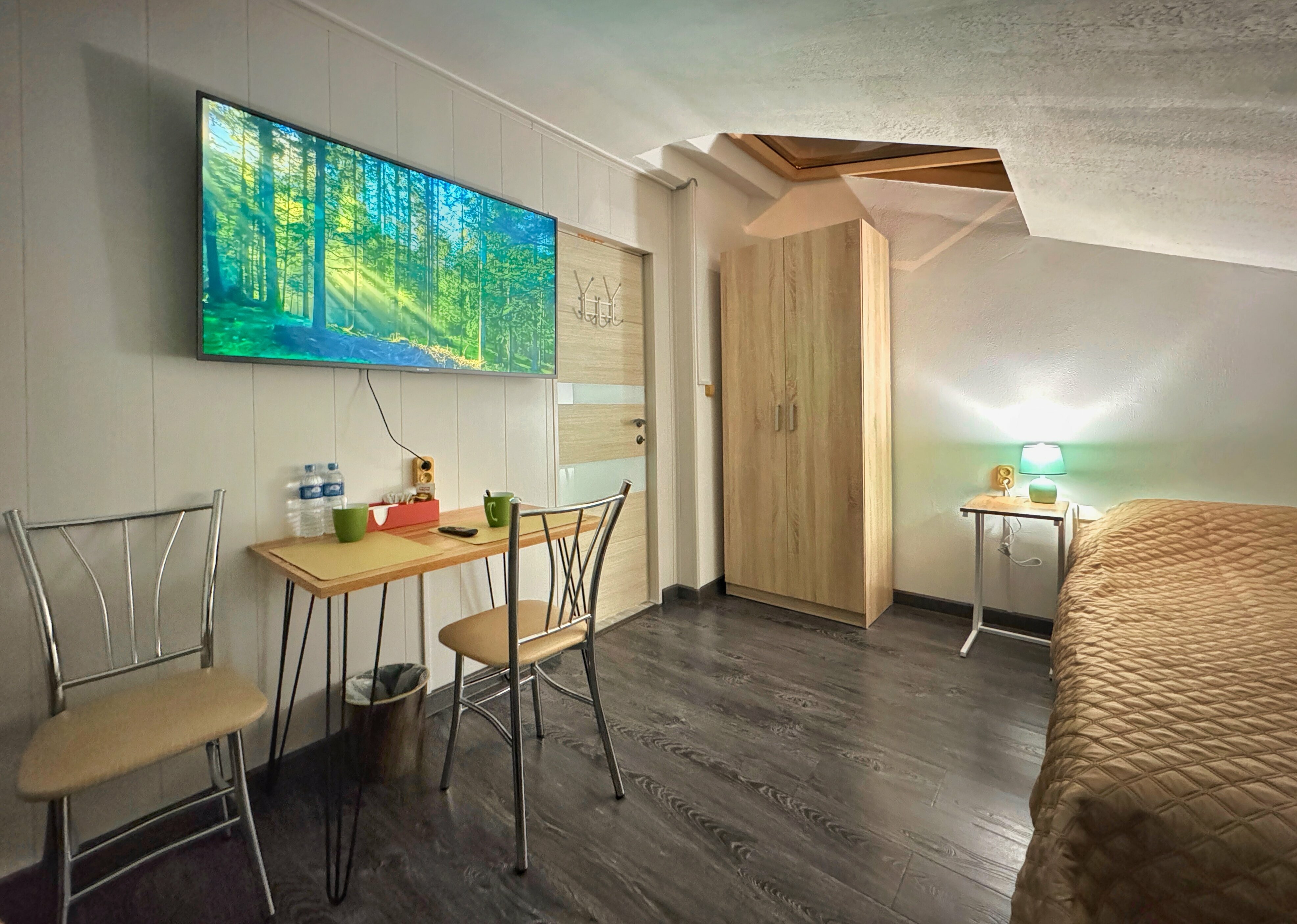 Двухместный номер с 2 отдельными кроватями и общей ванной комнатой