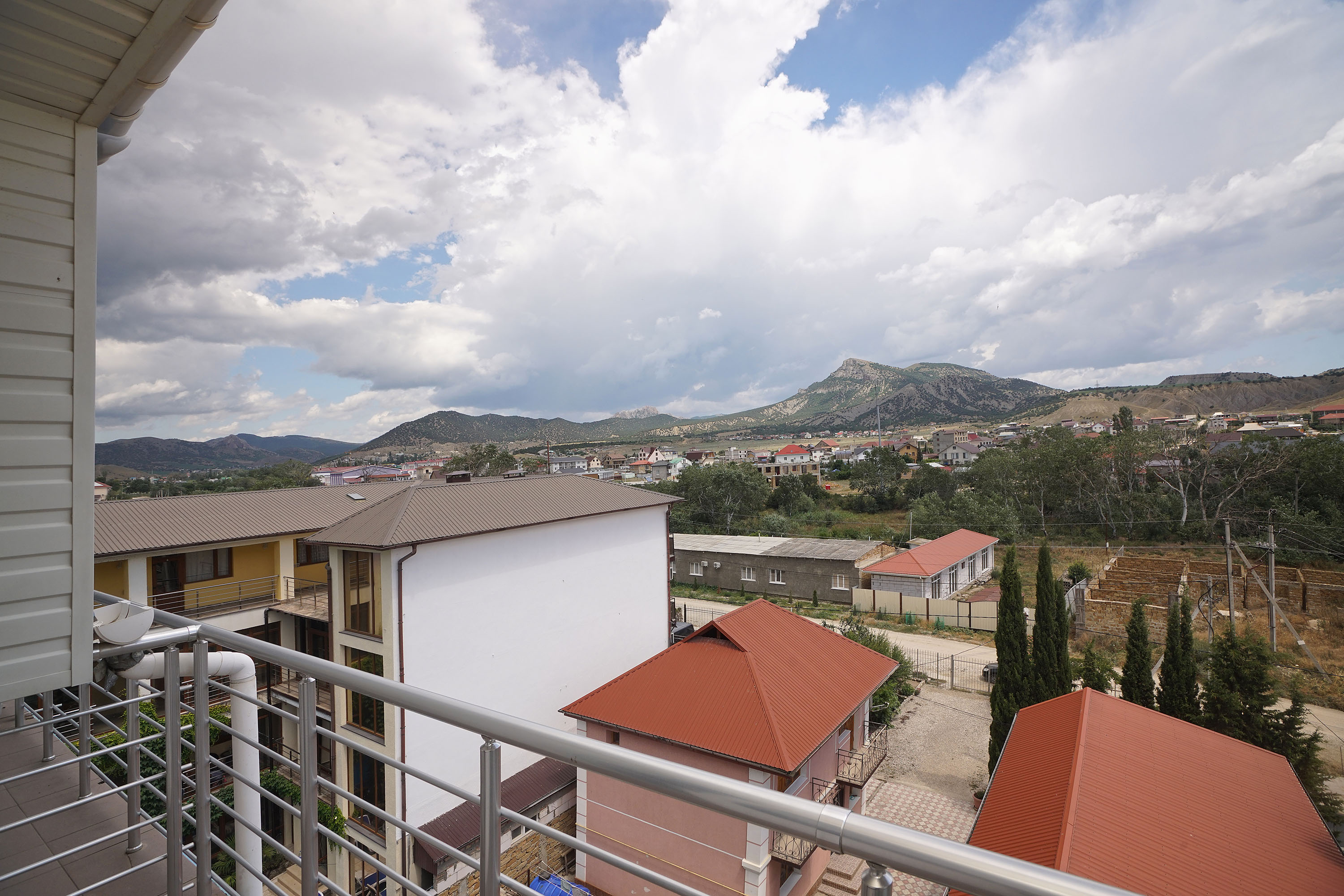 Трехместный номер с балконом