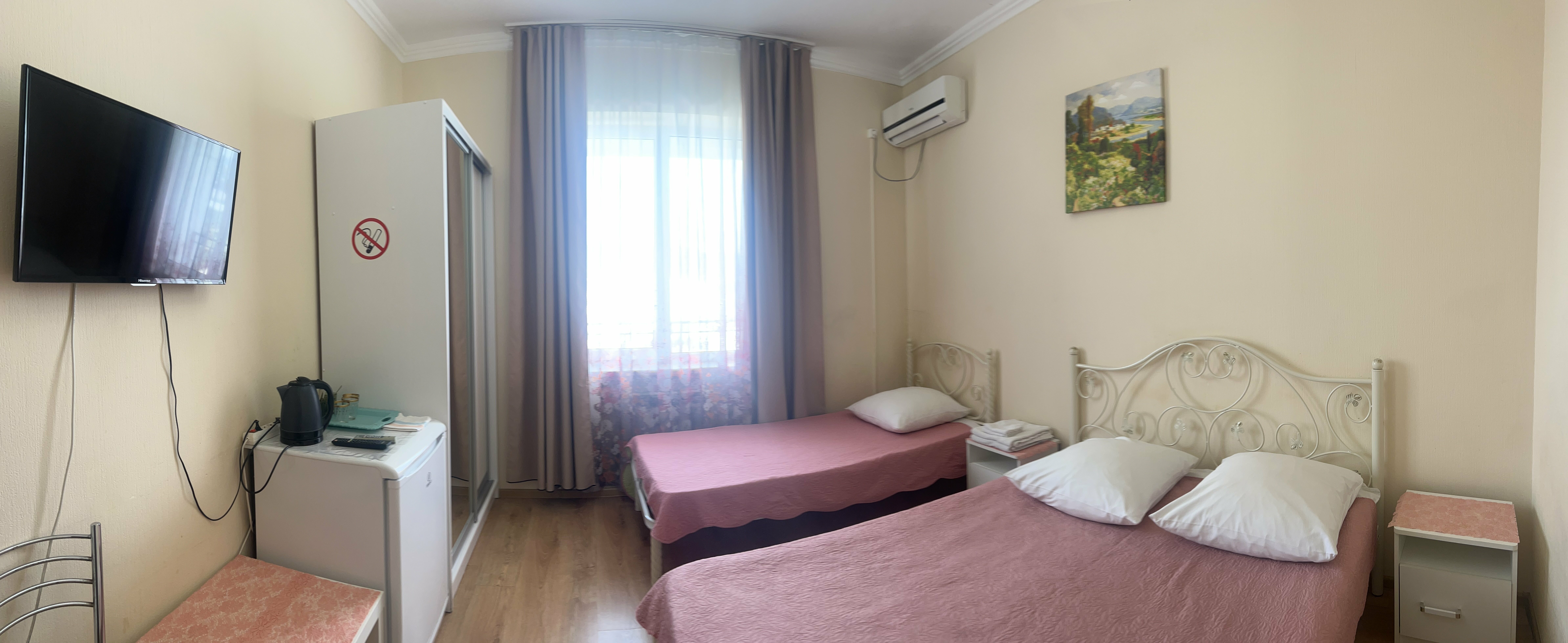 Трехместный номер с видом на горы