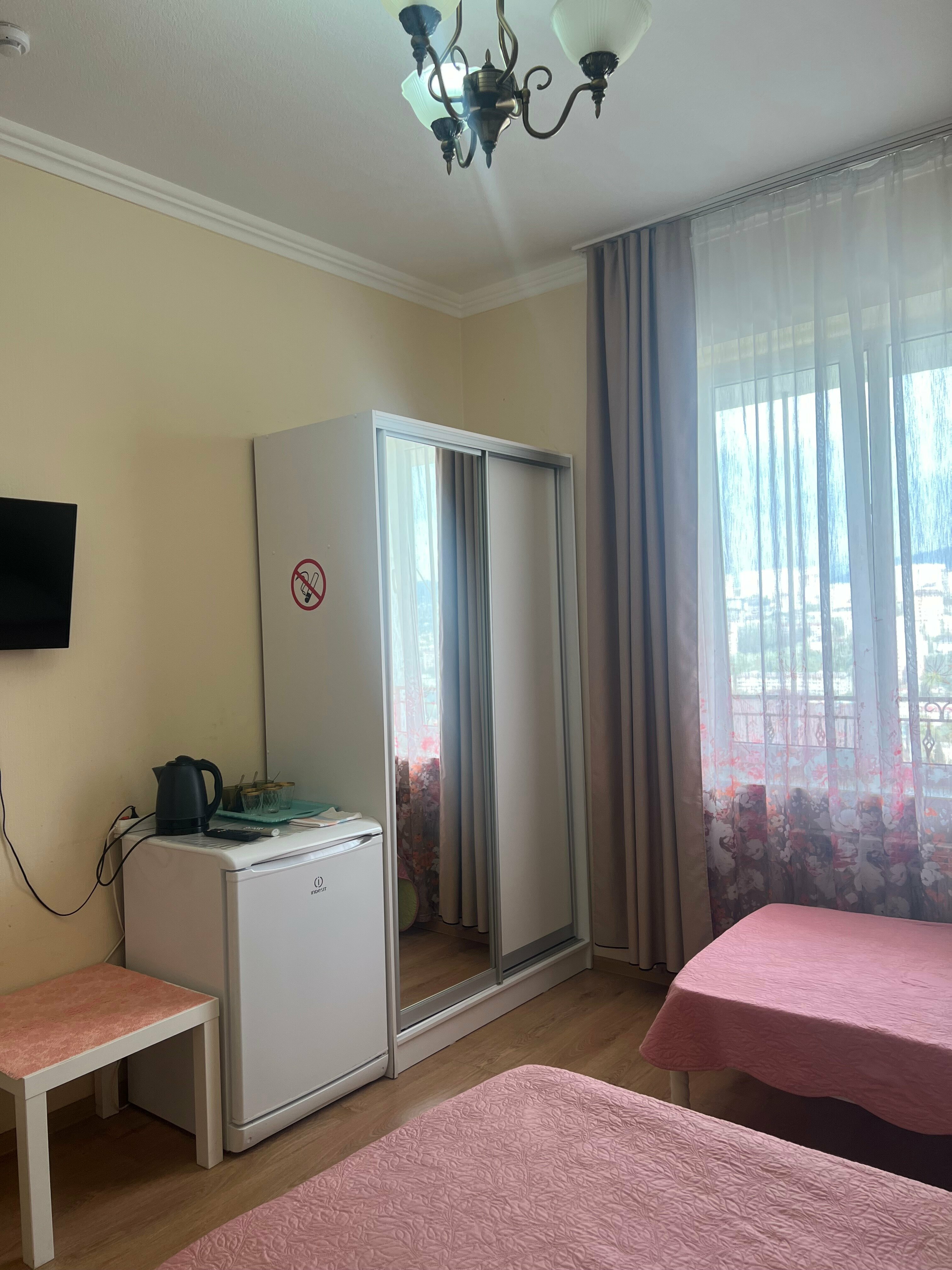 Трехместный номер с видом на горы