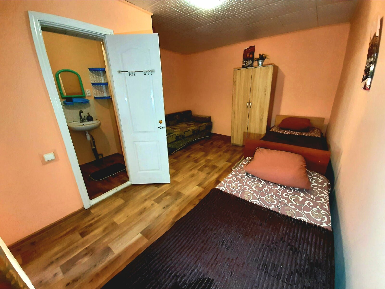 Семейный номер с одной двухспальной и одной односпальной кроватью