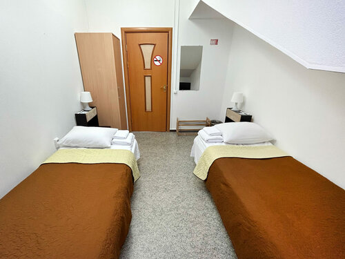 Двухместный номер с 2 отдельными кроватями и общим туалетом