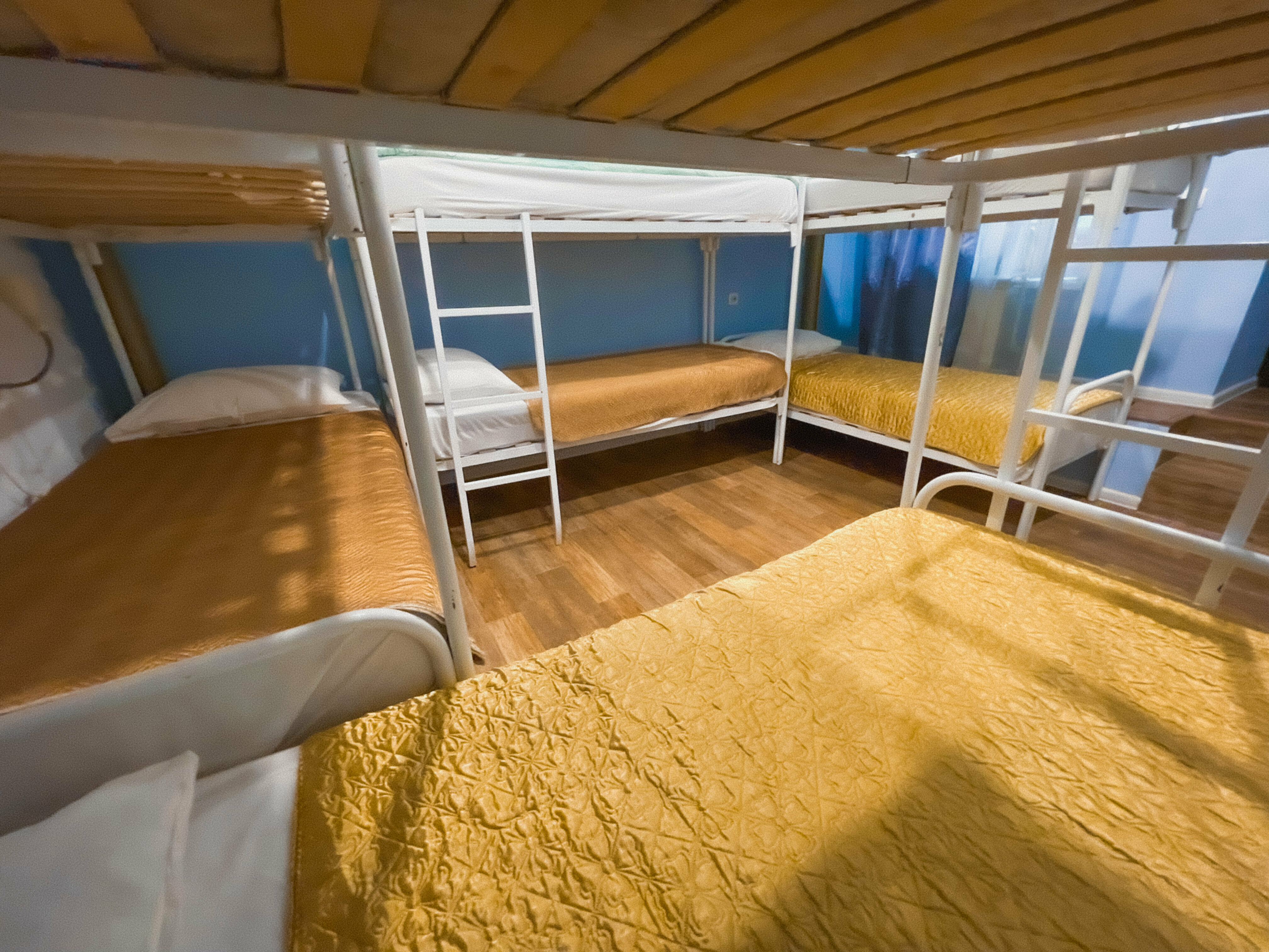 Кровать в общем номере для мужчин