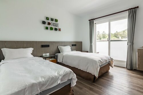 Номер с 2 односпальными кроватями, балкон, вид на горы в Kenting Fairyland & Farm Guest House