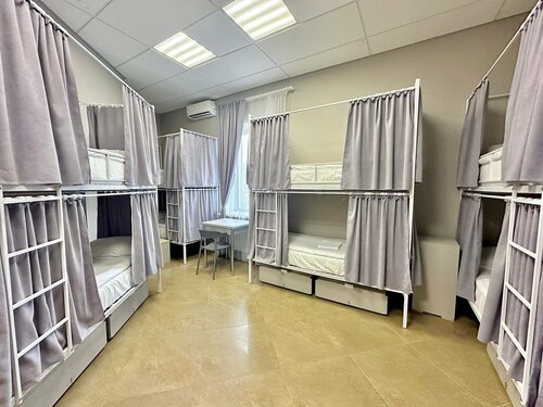 Спальное место на двухъярусной кровати в общем номере для мужчин