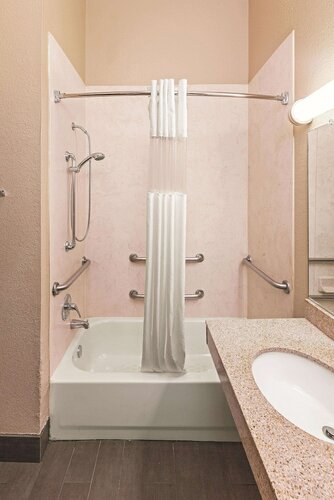 Номер «Делюкс», 1 двуспальная кровать «Кинг-сайз», для некурящих (Tub with Grab Bars) в La Quinta Inn & Suites by Wyndham Houston Hobby Airport