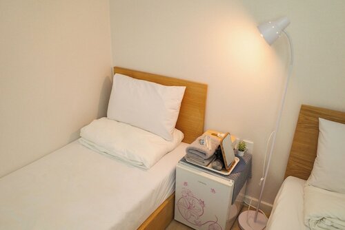 Twin Room, No Windows (non-Korean nationals only) в Starria Hostel