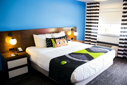 Стандартный номер, вид на бассейн в Cartoon Network Hotel