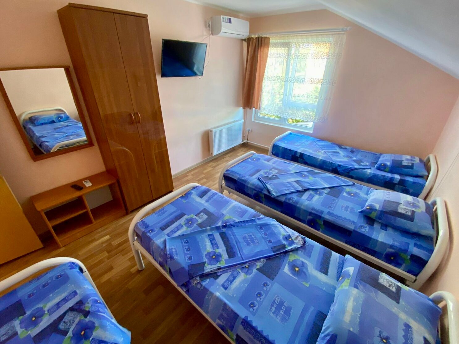 Четырехместный номер эконом-класса с общей ванной комнатой