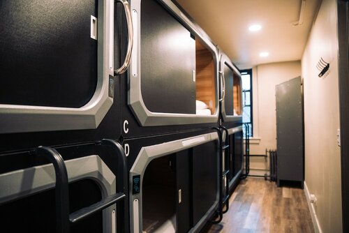 Single Bed in Deluxe 10-Bed Male Dormitory Room (Private Shower) в Kama Central Park Hostel