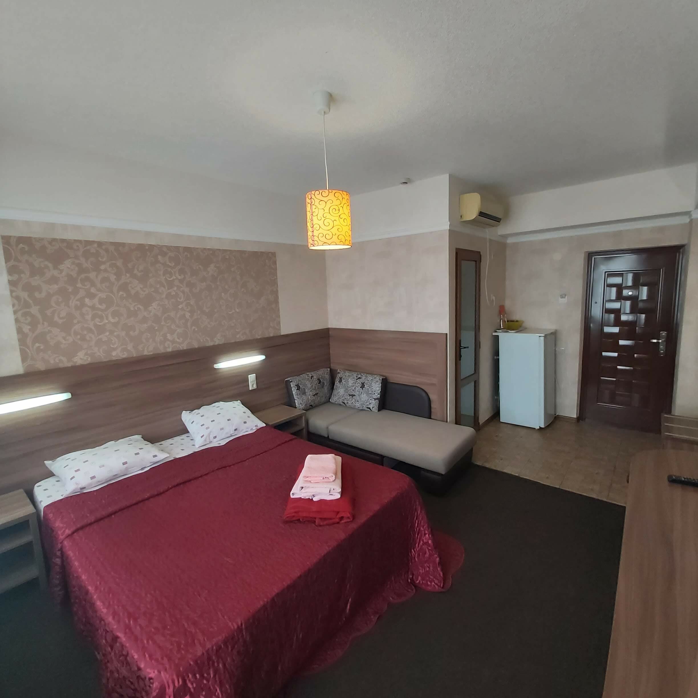 Двухместный номер с двуспальной кроватью и дополнительной кроватью