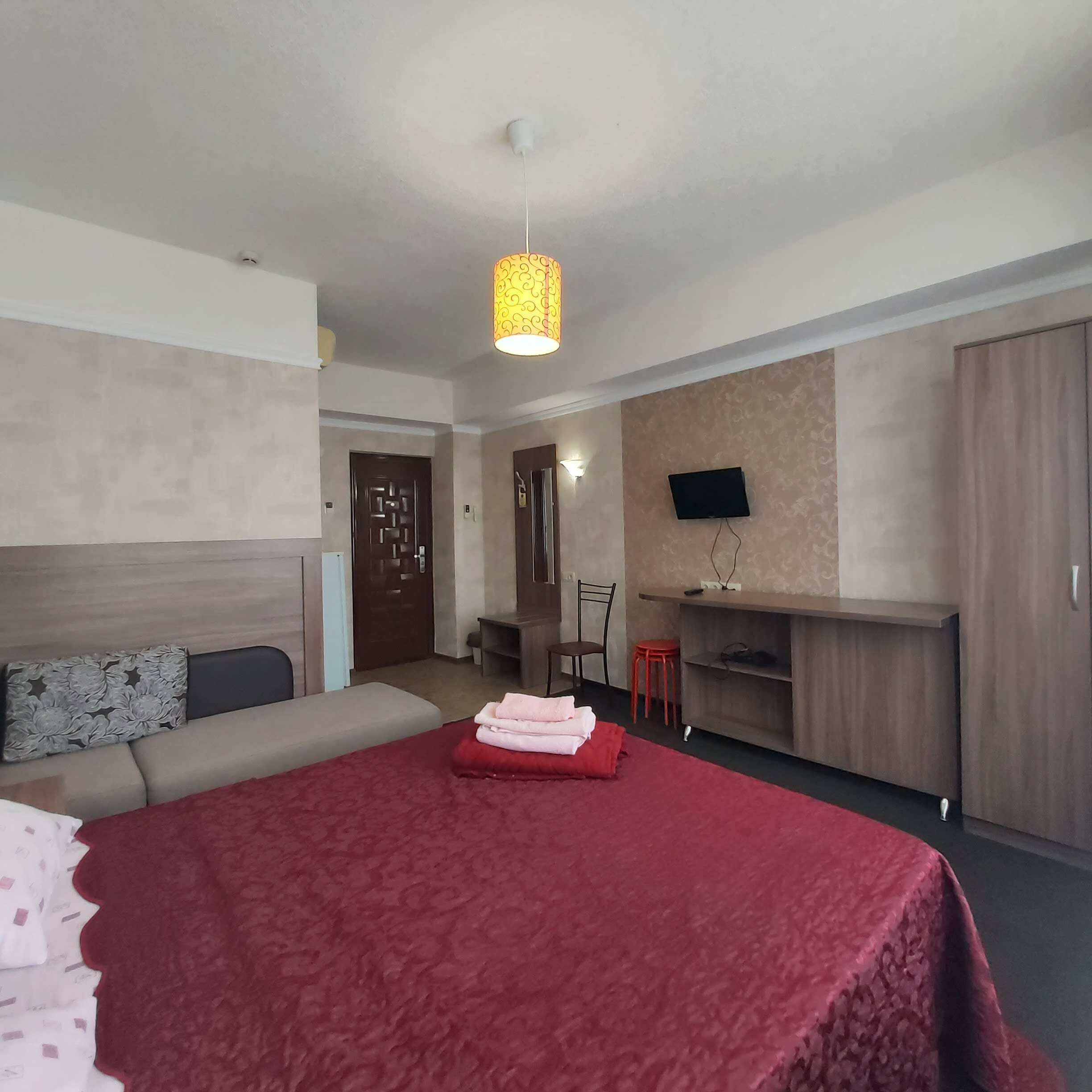 Двухместный номер с двуспальной кроватью и дополнительной кроватью