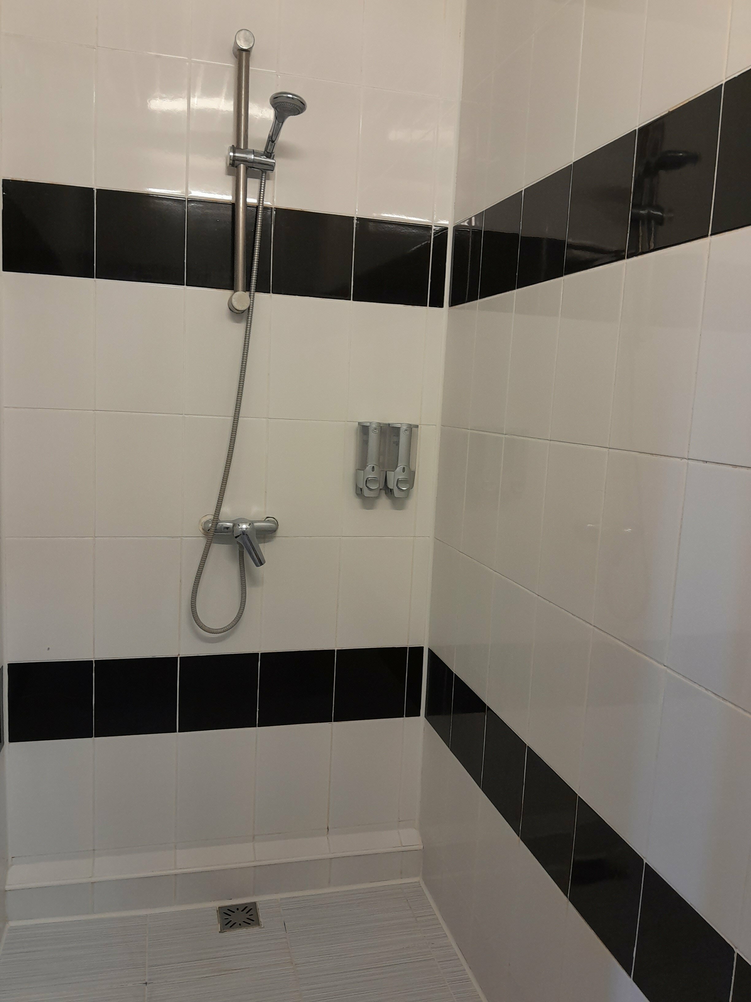 Двухместный номер с 2 отдельными кроватями и общим туалетом