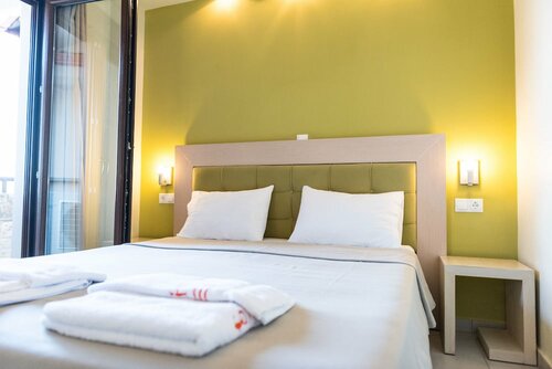 Улучшенный трехместный номер в Stamos Hotel