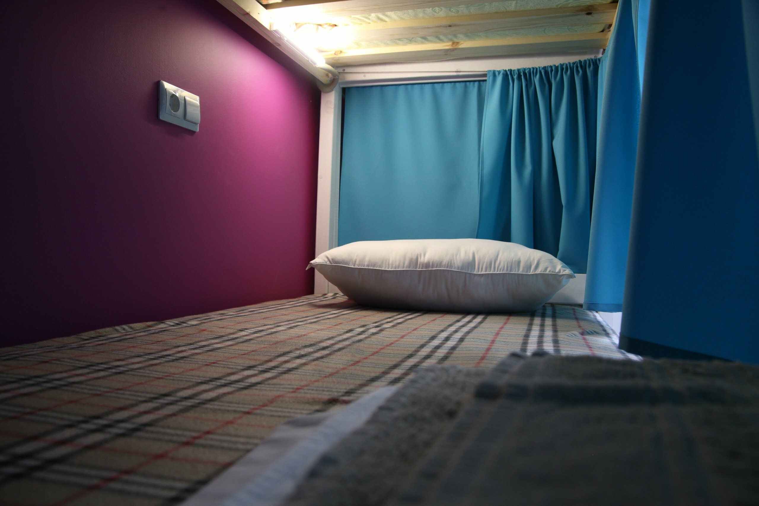 Спальное место на двухъярусной кровати в общем номере для мужчин и женщин