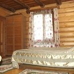 Номер стандарт с двуспальной кроватью в деревянном коттедже с камином в Колыба