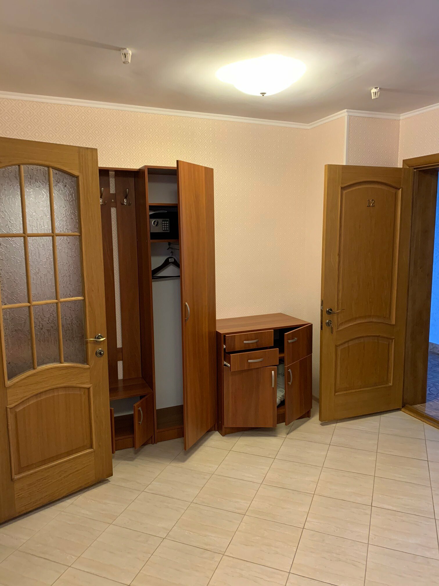 Стандартный номер с 2 односпальными кроватями и диваном