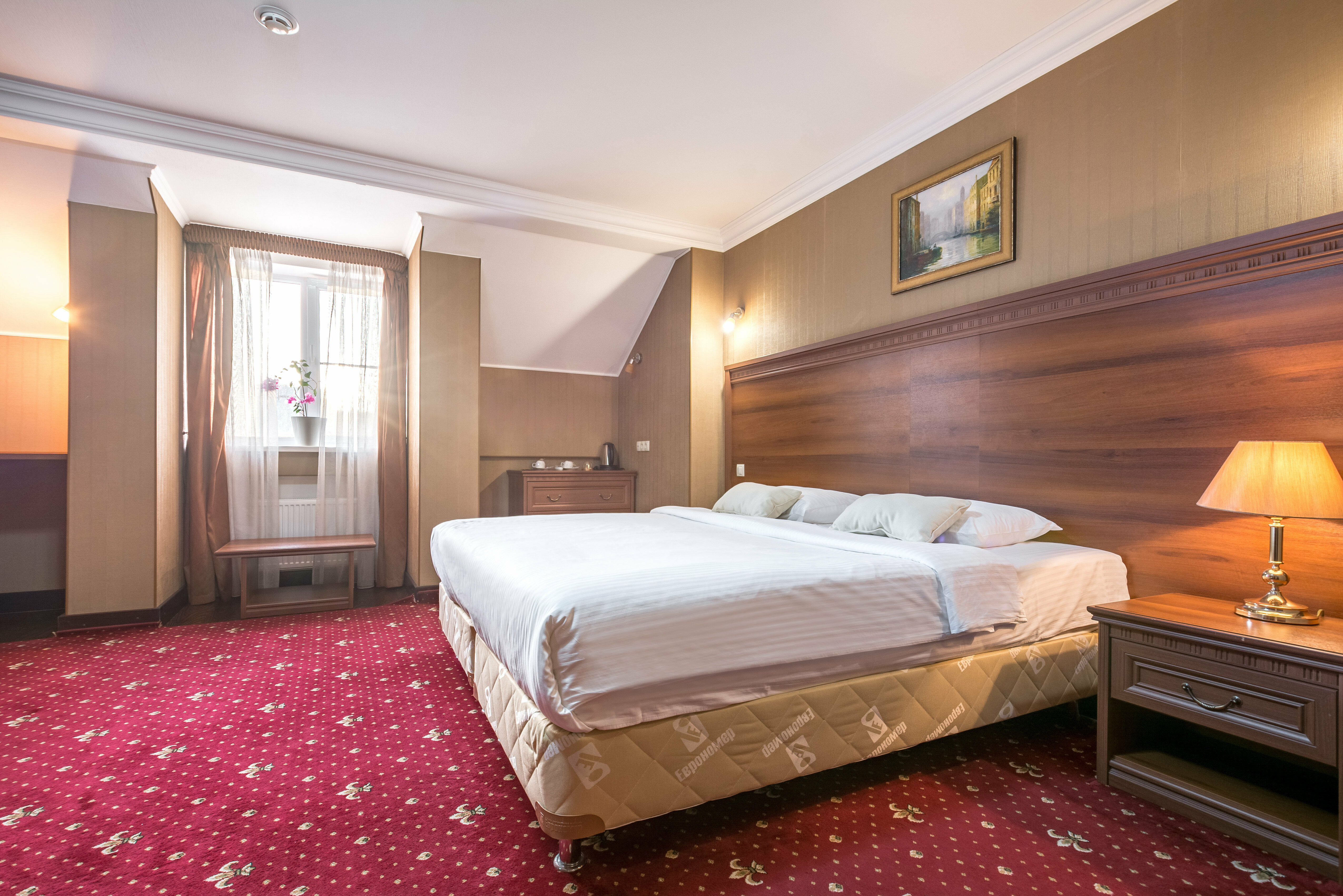 Стандартный номер с кроватью размера «king-size» на мансардном этаже.