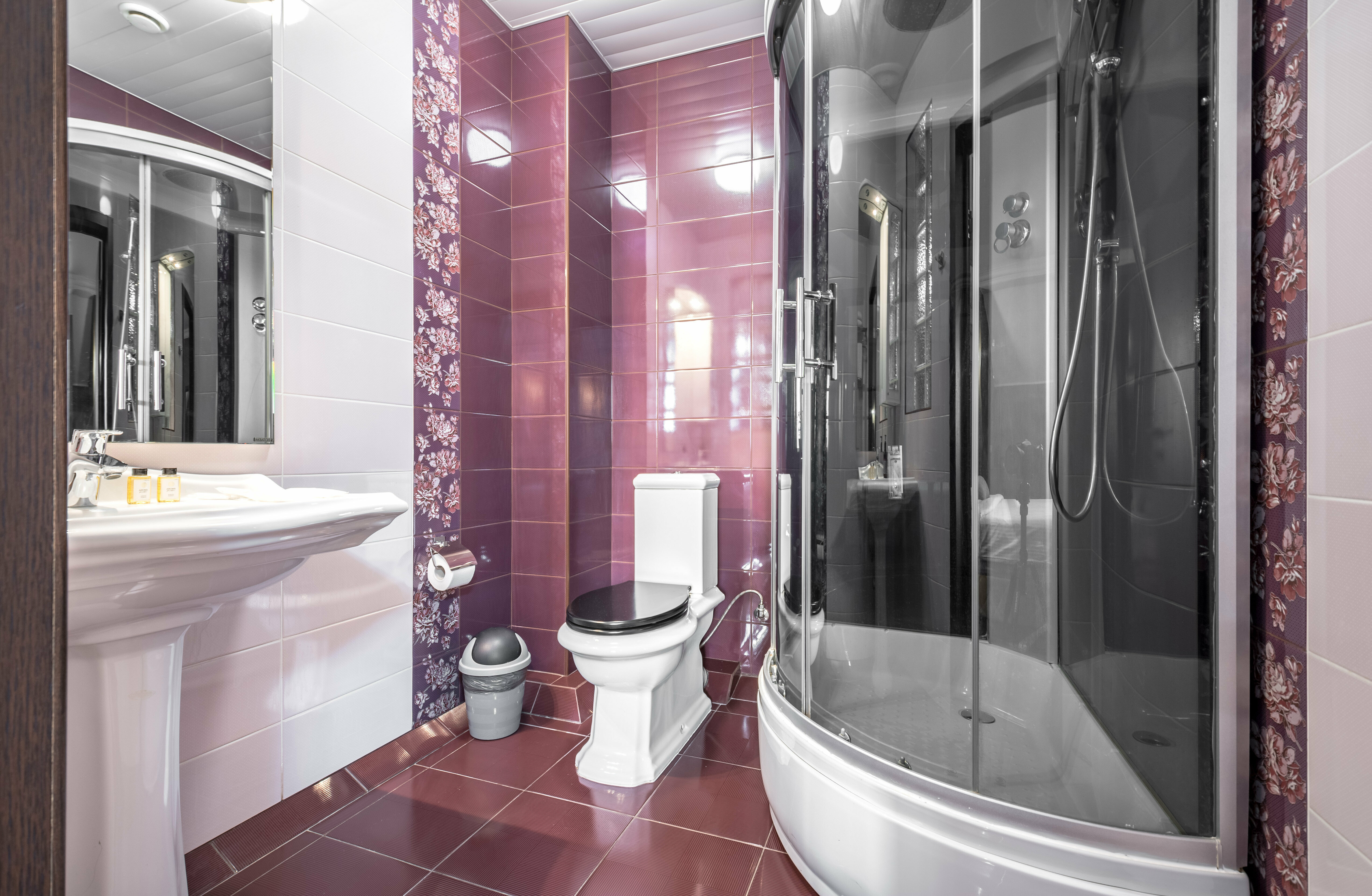 Стандартный номер с кроватью размера «king-size» на мансардном этаже.