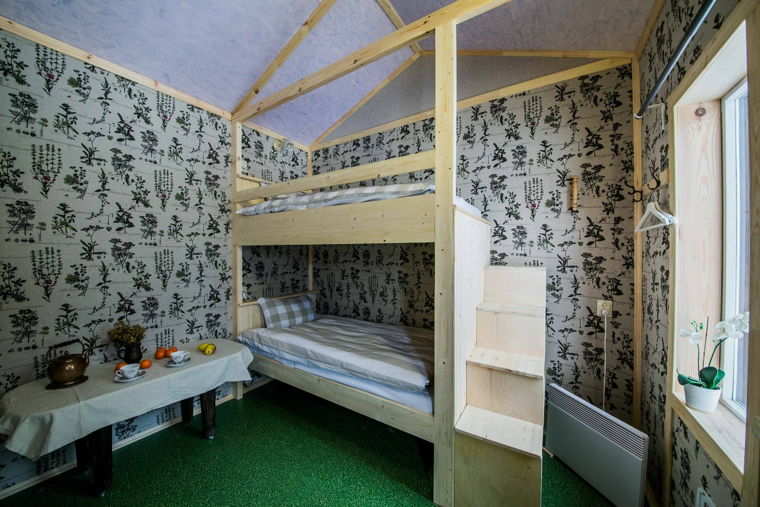 Четырехместный номер эконом-класса с общей ванной комнатой