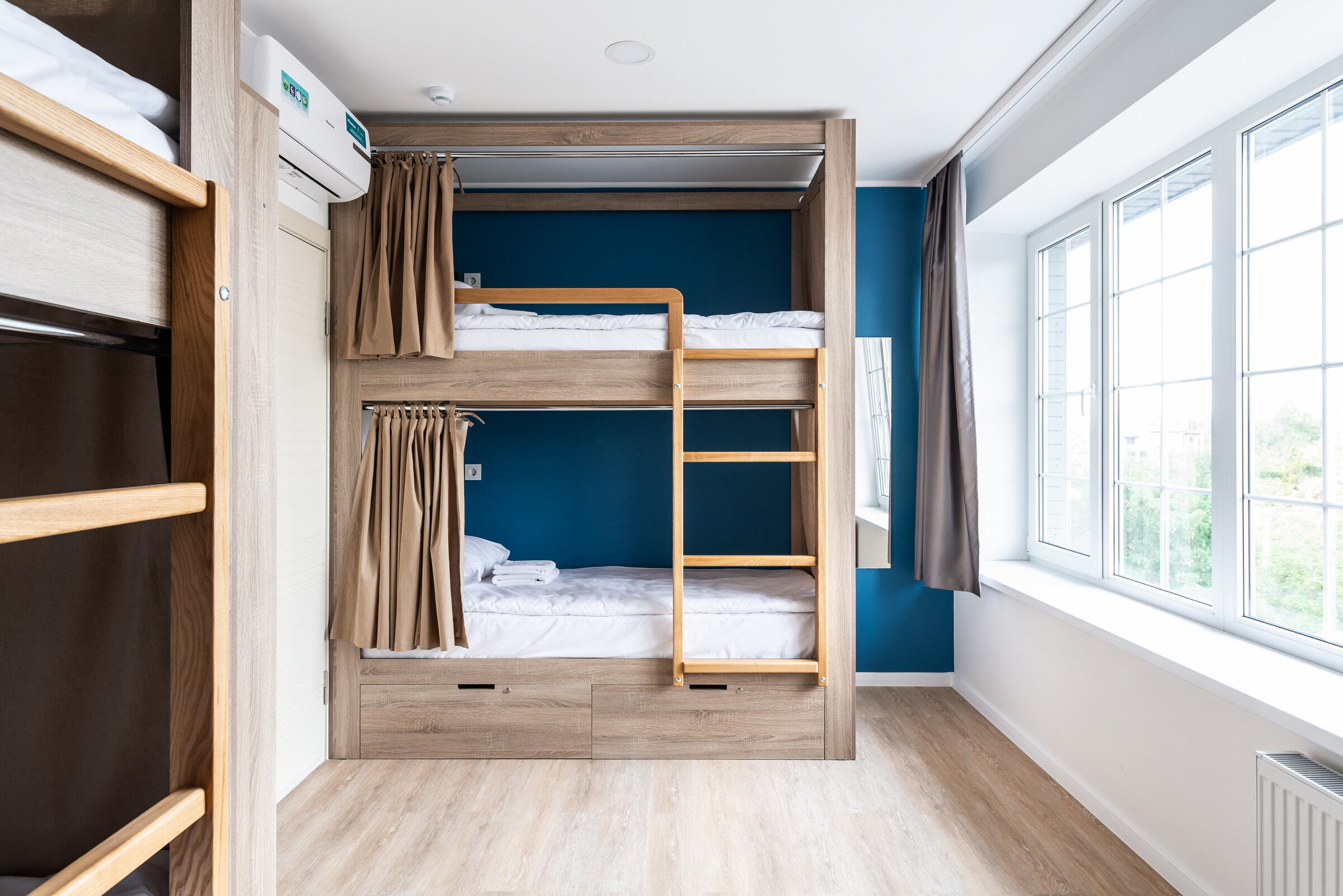 Эконом 4- местный с общим санузлом (душ и туалет на два номера)